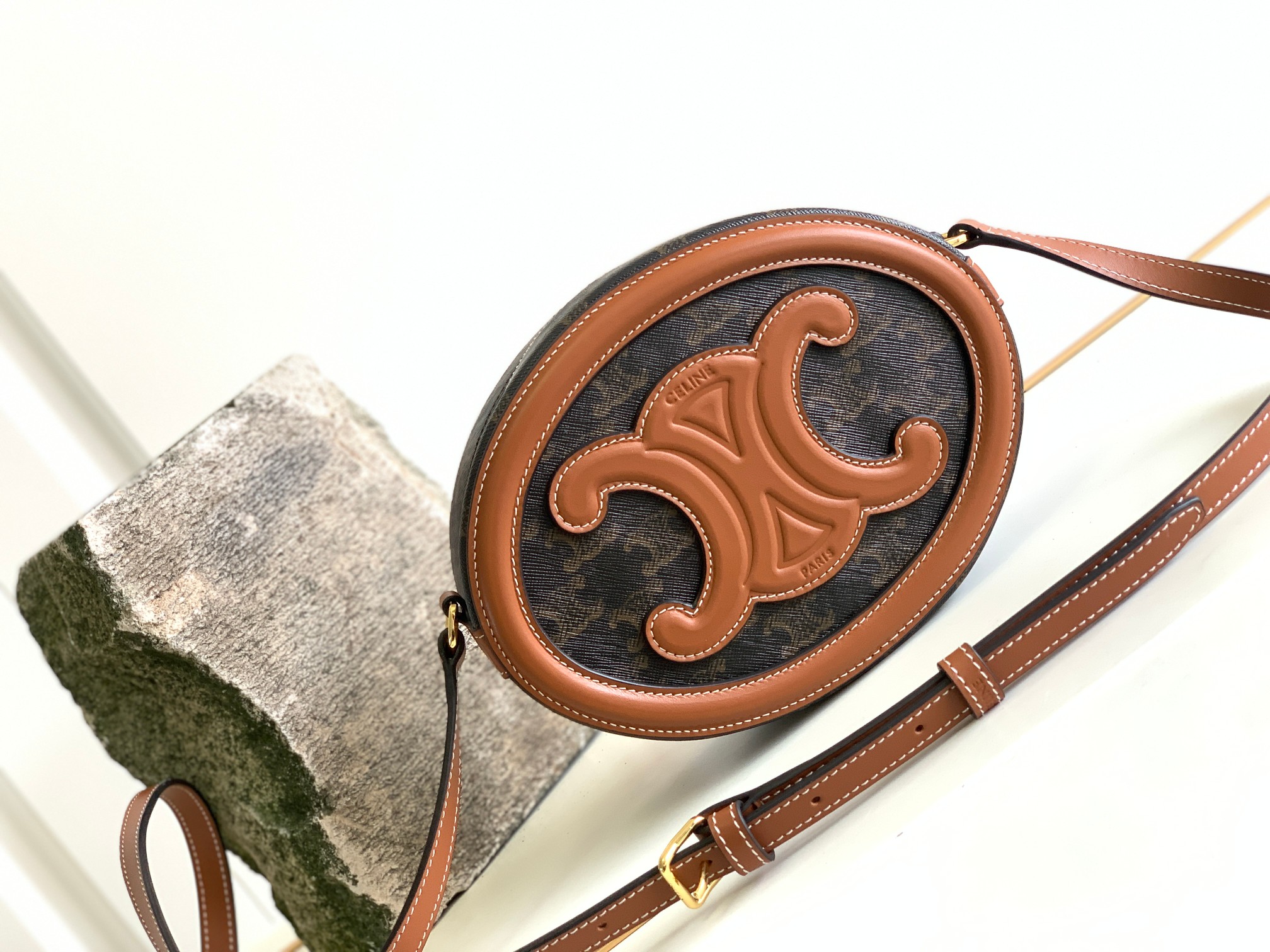 Ce**e oval bag cuir triomphe