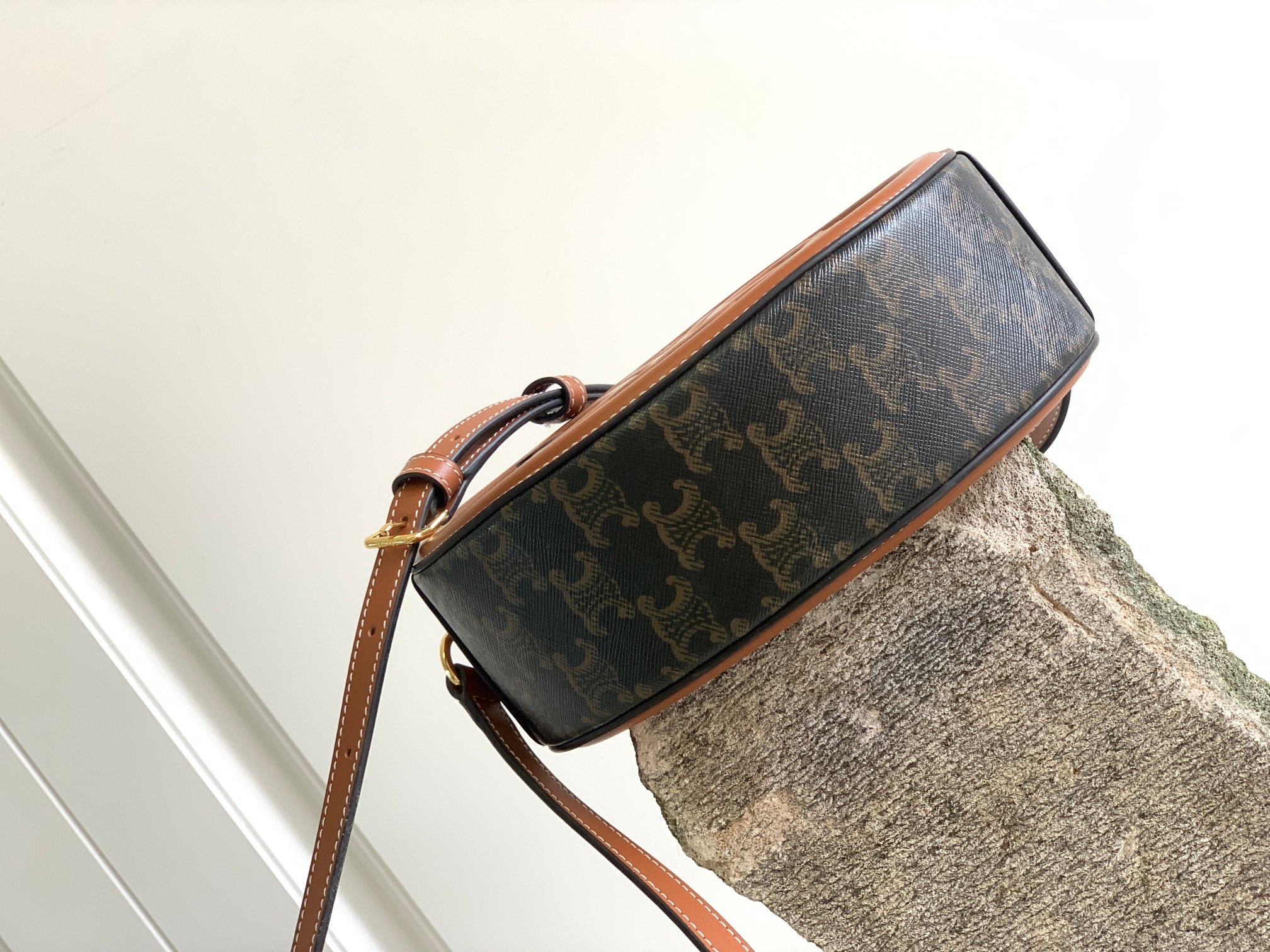 Ce**e oval bag cuir triomphe
