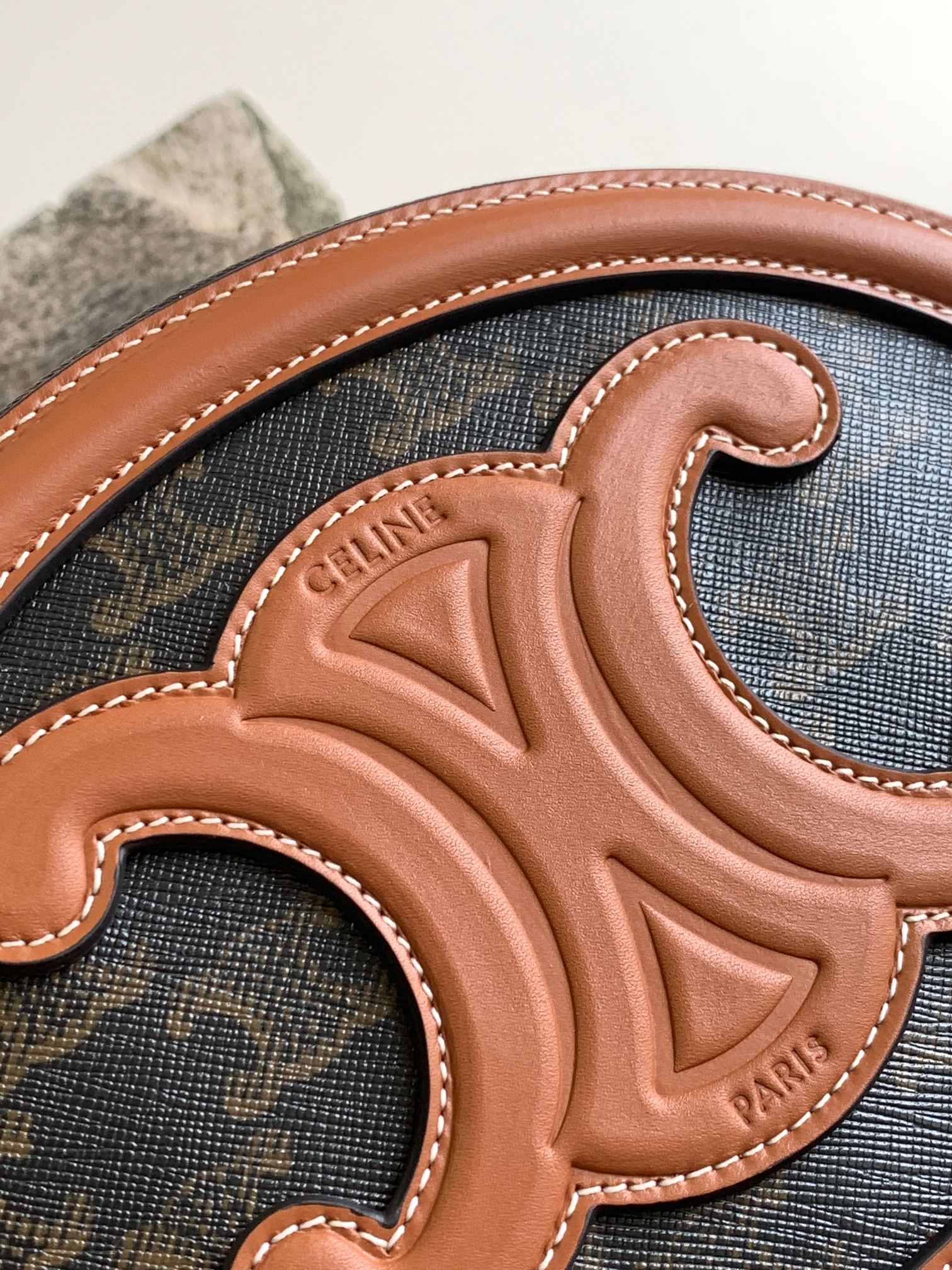 Ce**e oval bag cuir triomphe