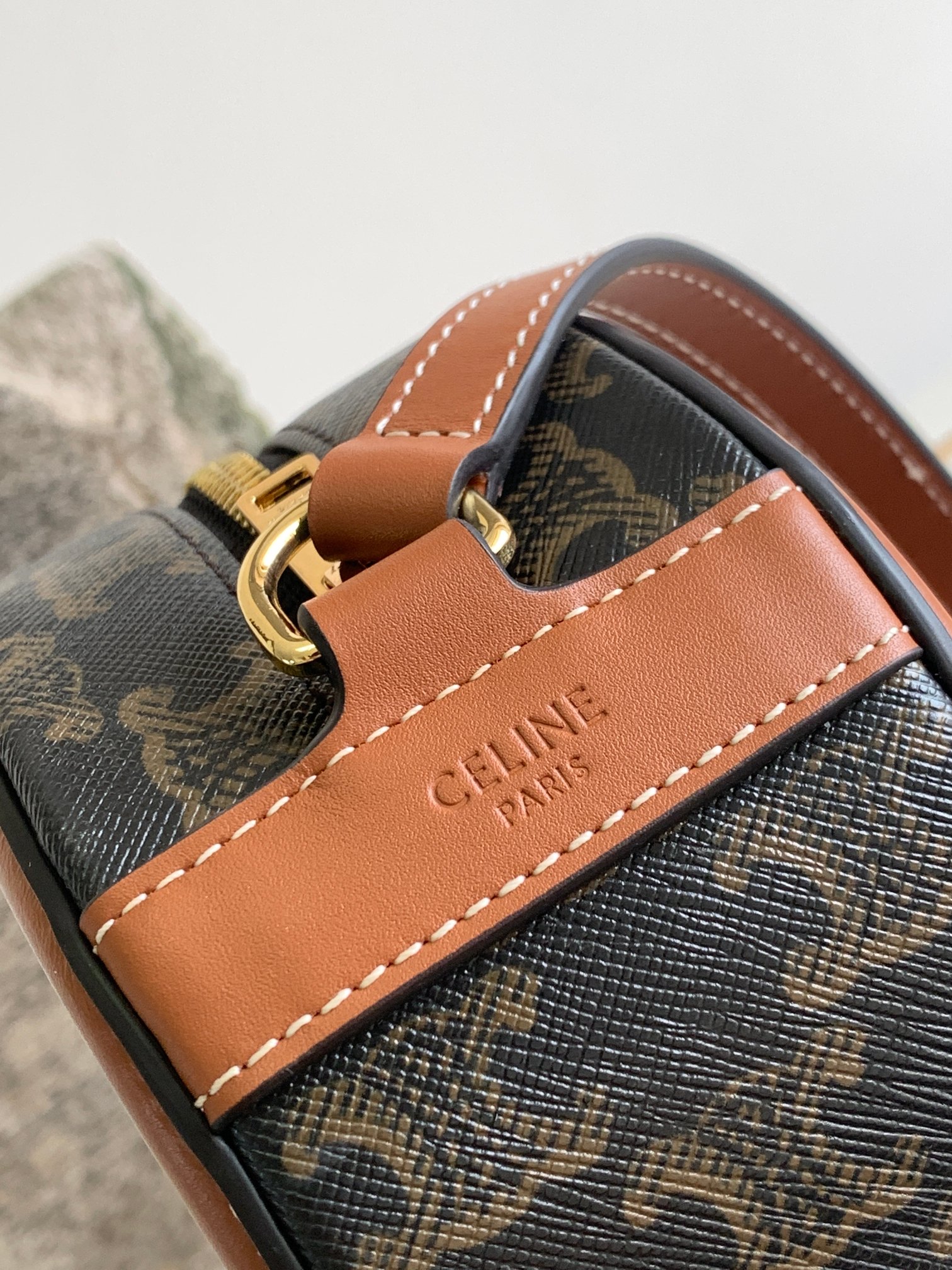 Ce**e oval bag cuir triomphe
