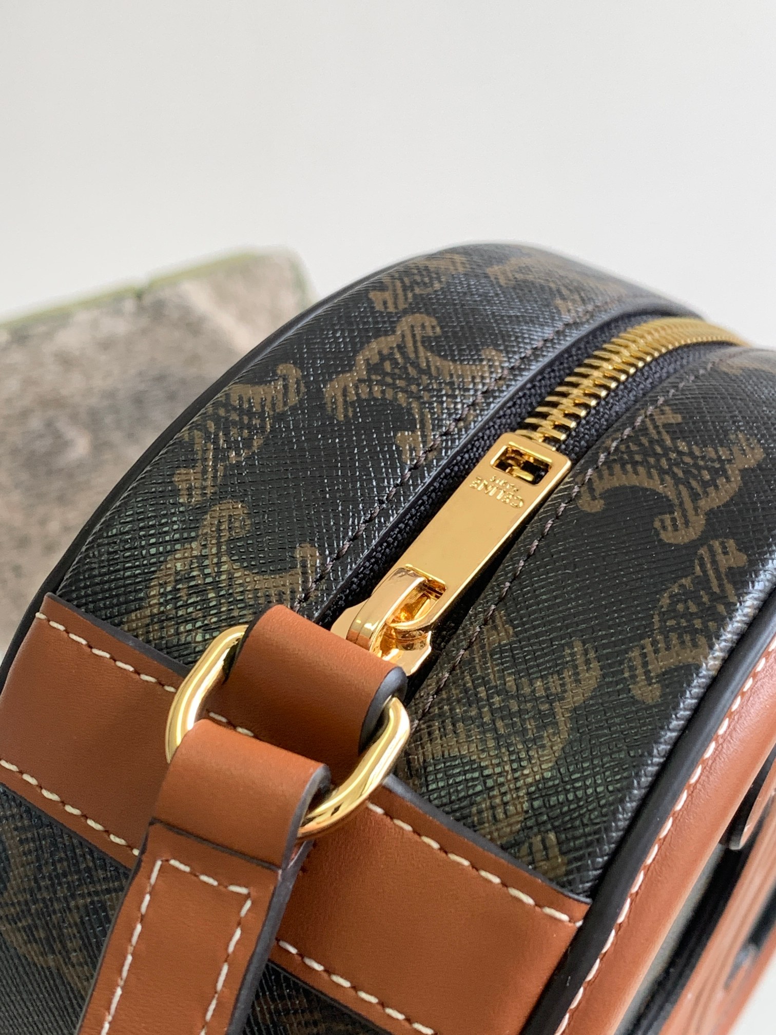 Ce**e oval bag cuir triomphe