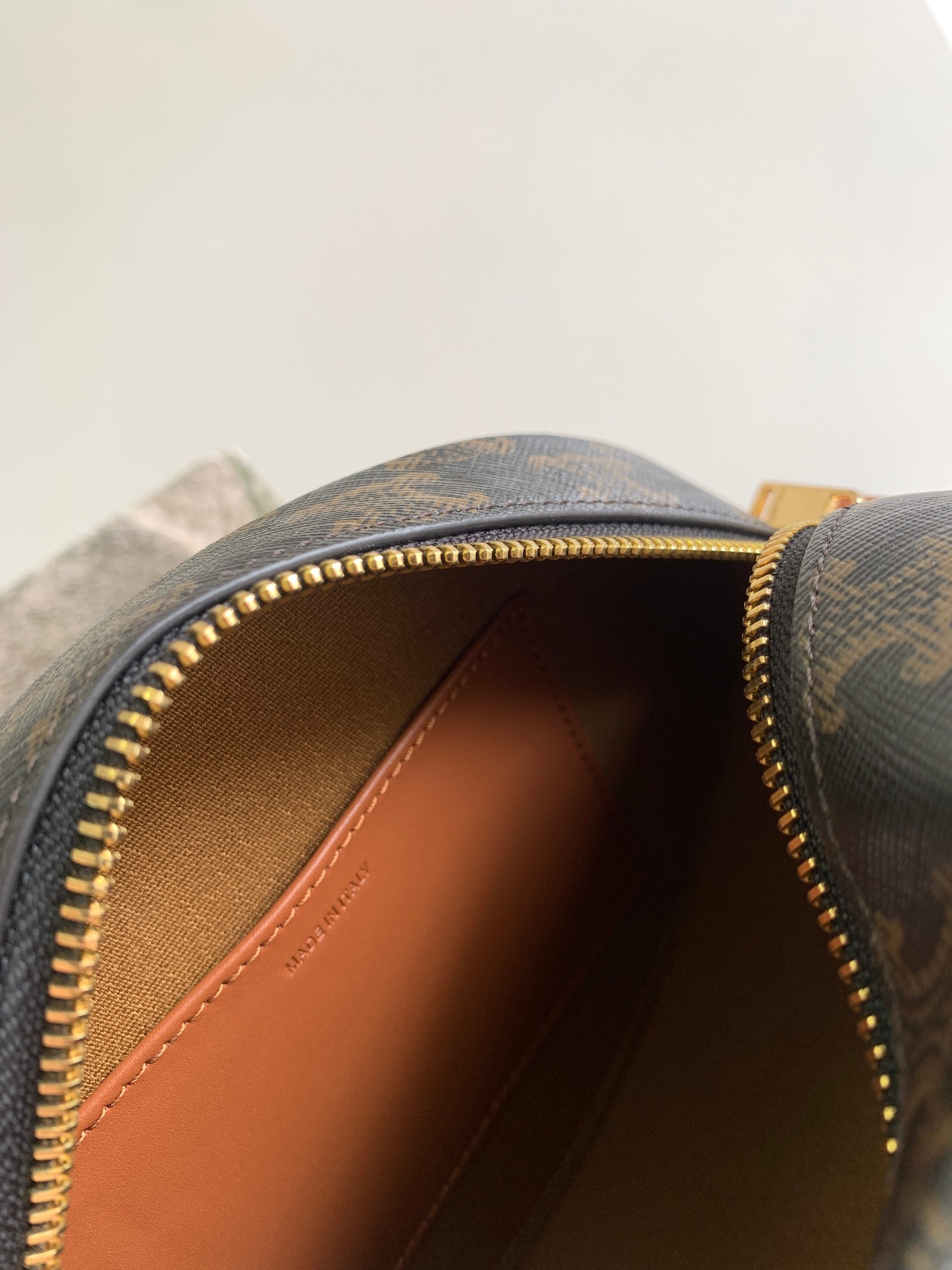 Ce**e oval bag cuir triomphe