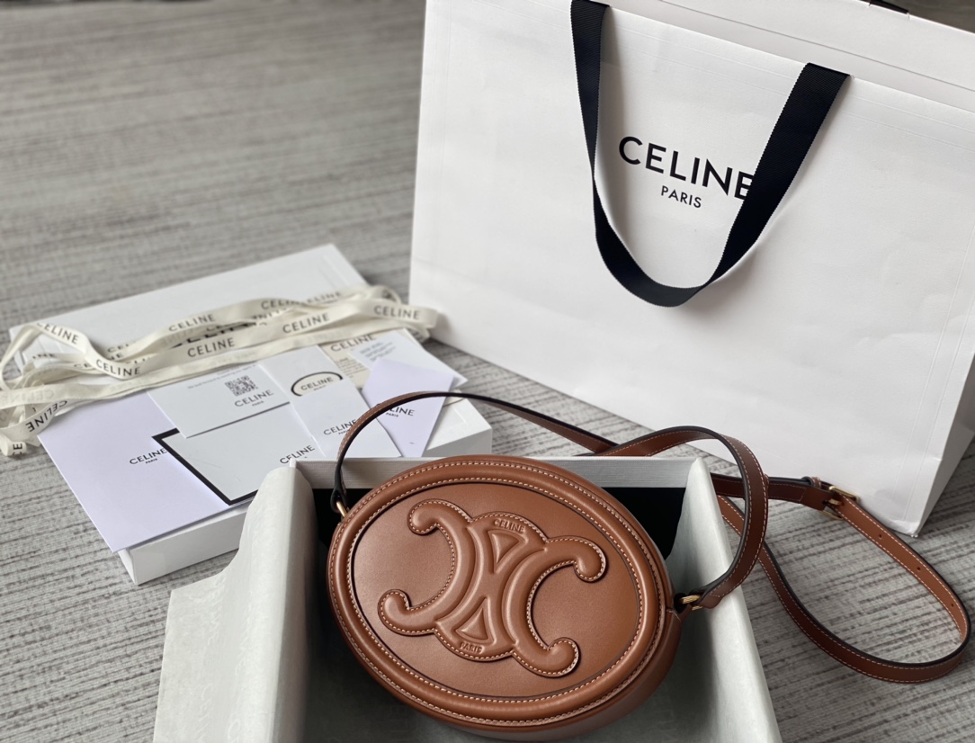 Ce**e oval bag cuir triomphe