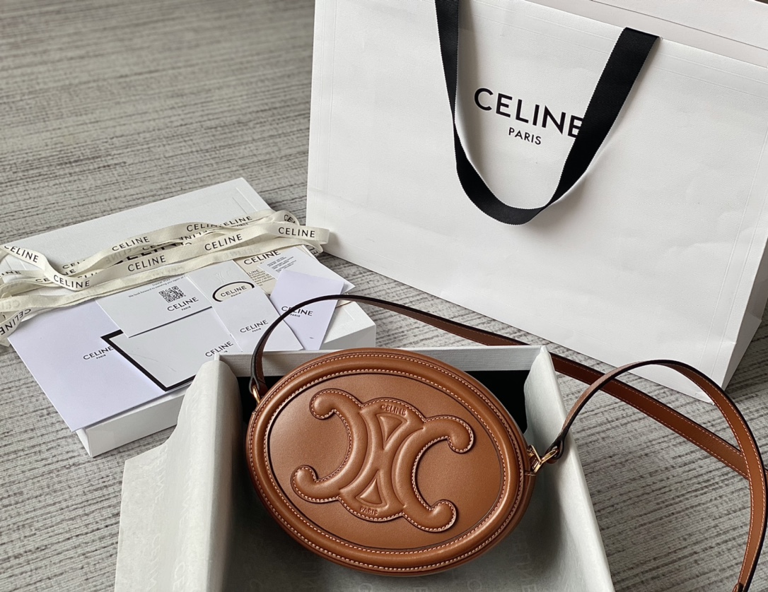 Ce**e oval bag cuir triomphe