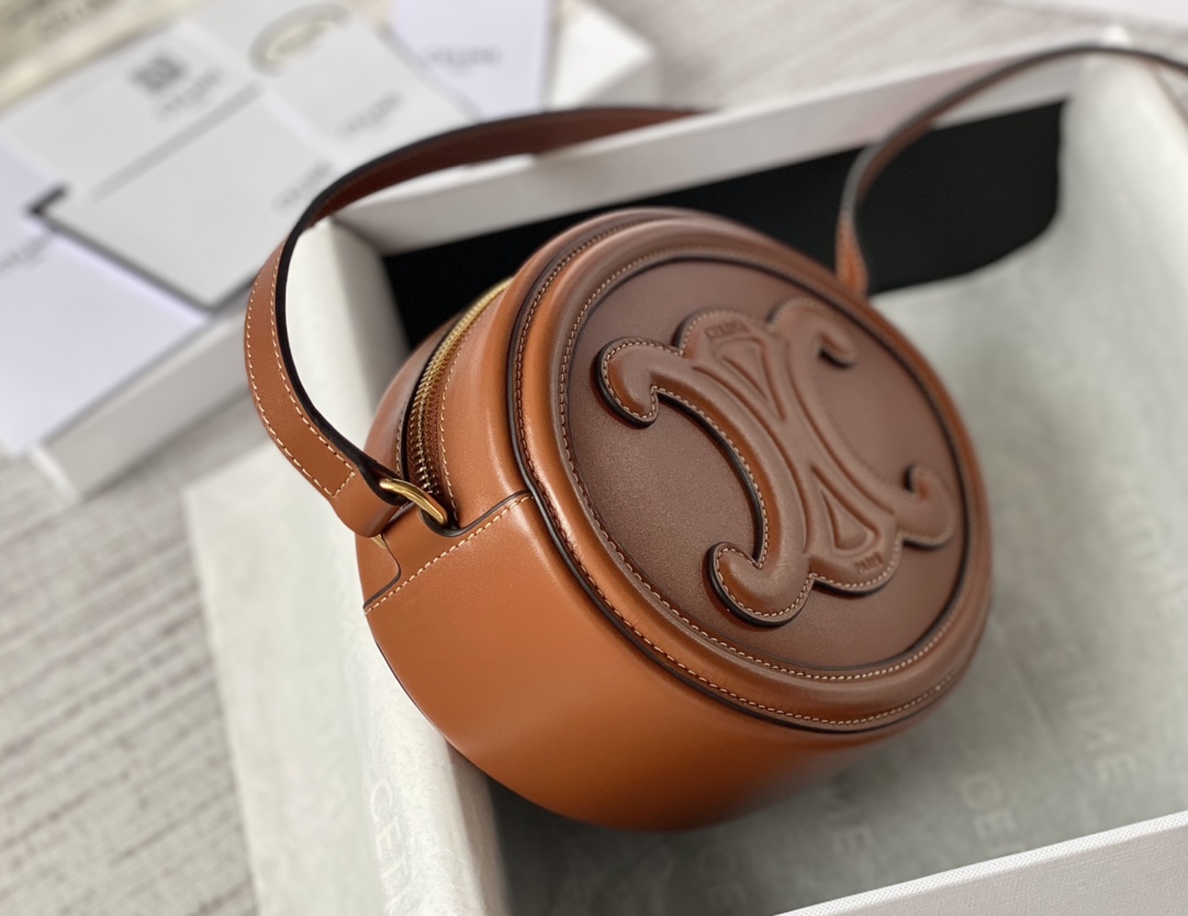 Ce**e oval bag cuir triomphe