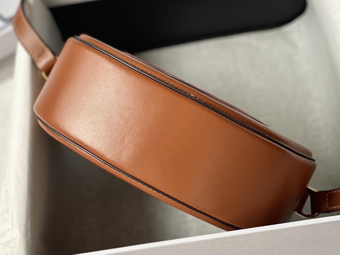 Ce**e oval bag cuir triomphe