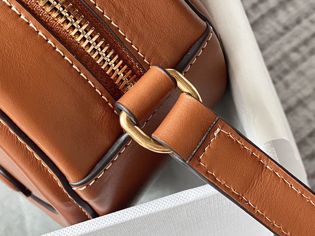 Ce**e oval bag cuir triomphe