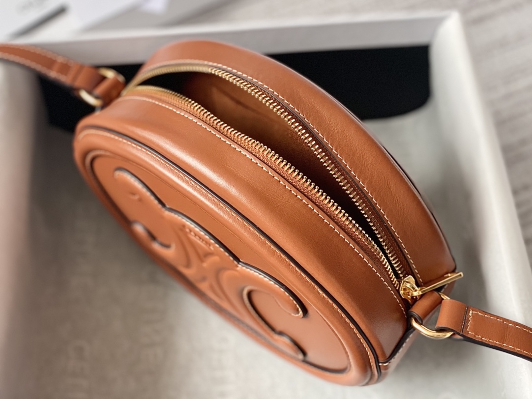 Ce**e oval bag cuir triomphe