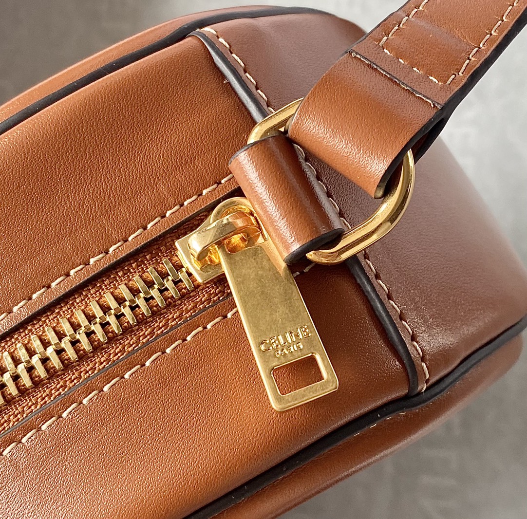 Ce**e oval bag cuir triomphe