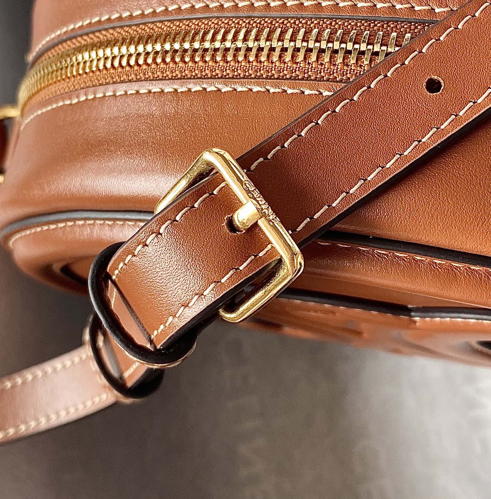 Ce**e oval bag cuir triomphe