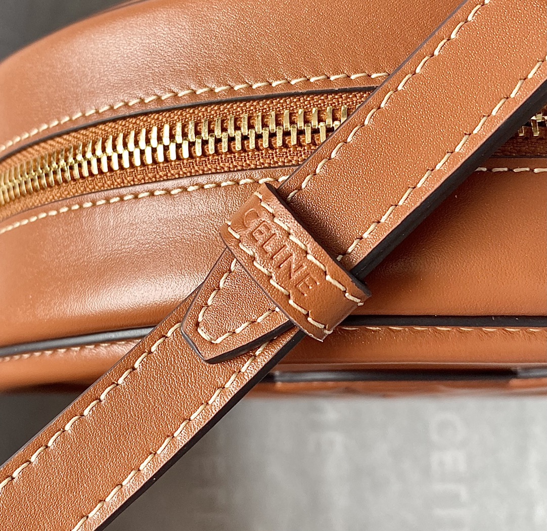 Ce**e oval bag cuir triomphe