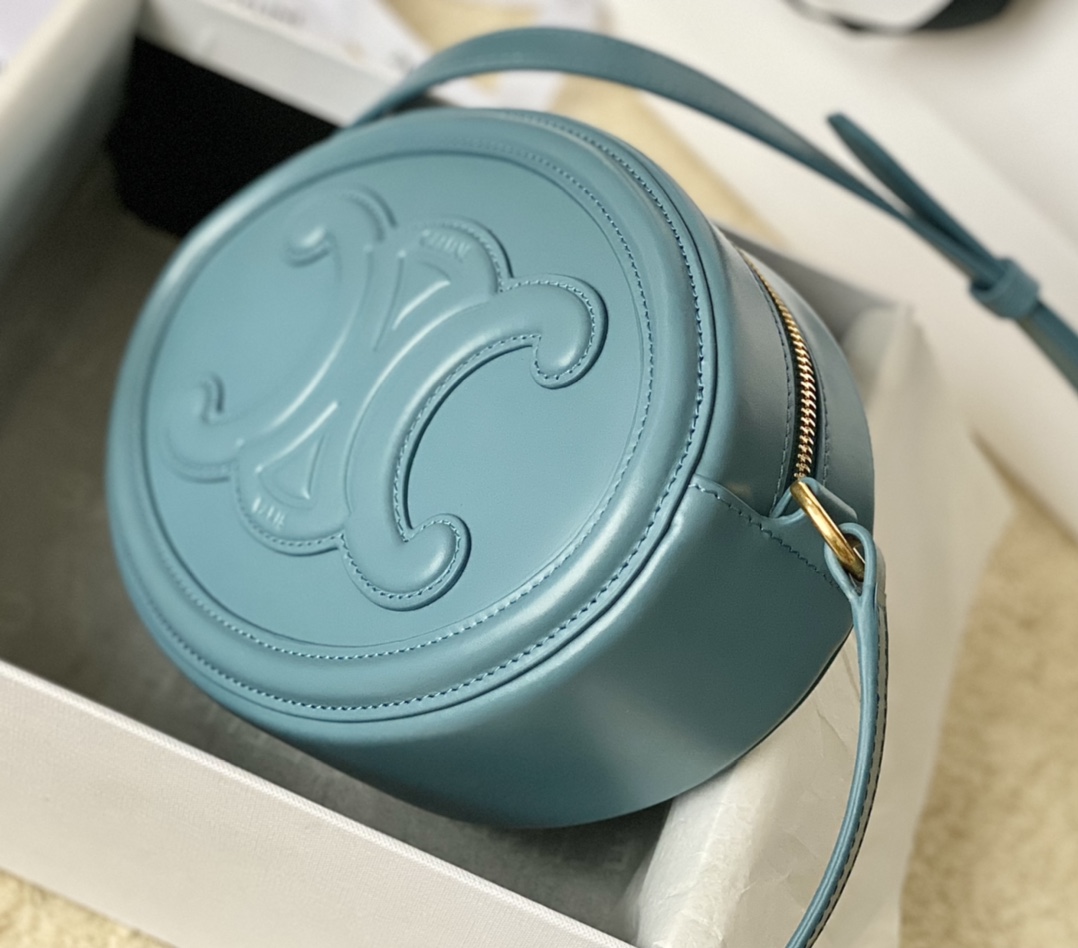 Ce**e oval bag cuir triomphe