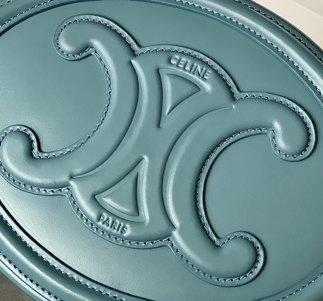 Ce**e oval bag cuir triomphe