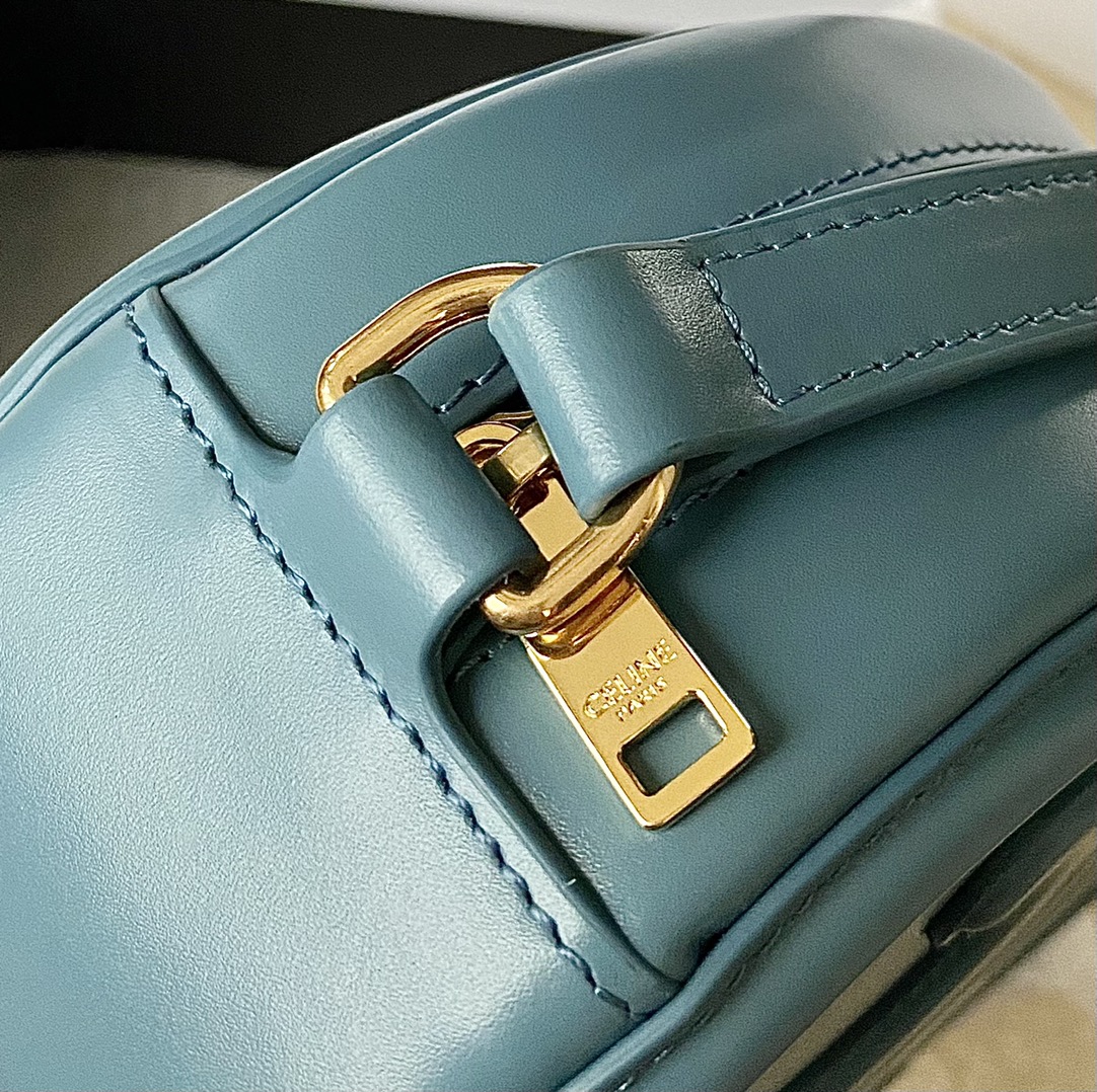 Ce**e oval bag cuir triomphe