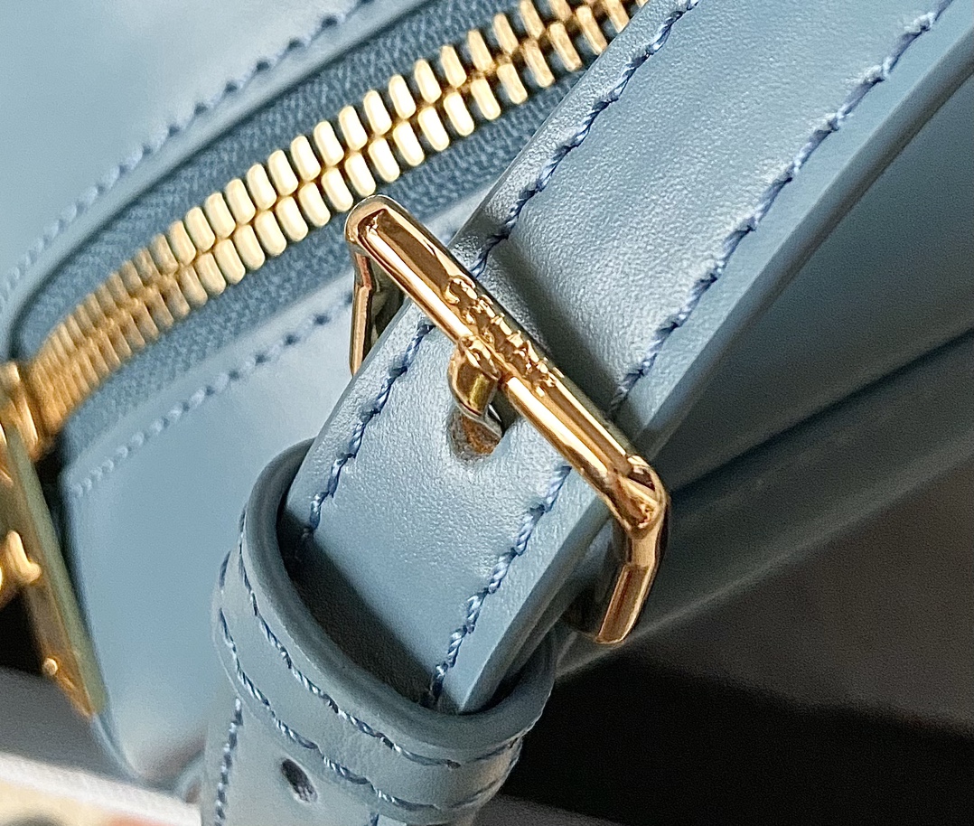 Ce**e oval bag cuir triomphe