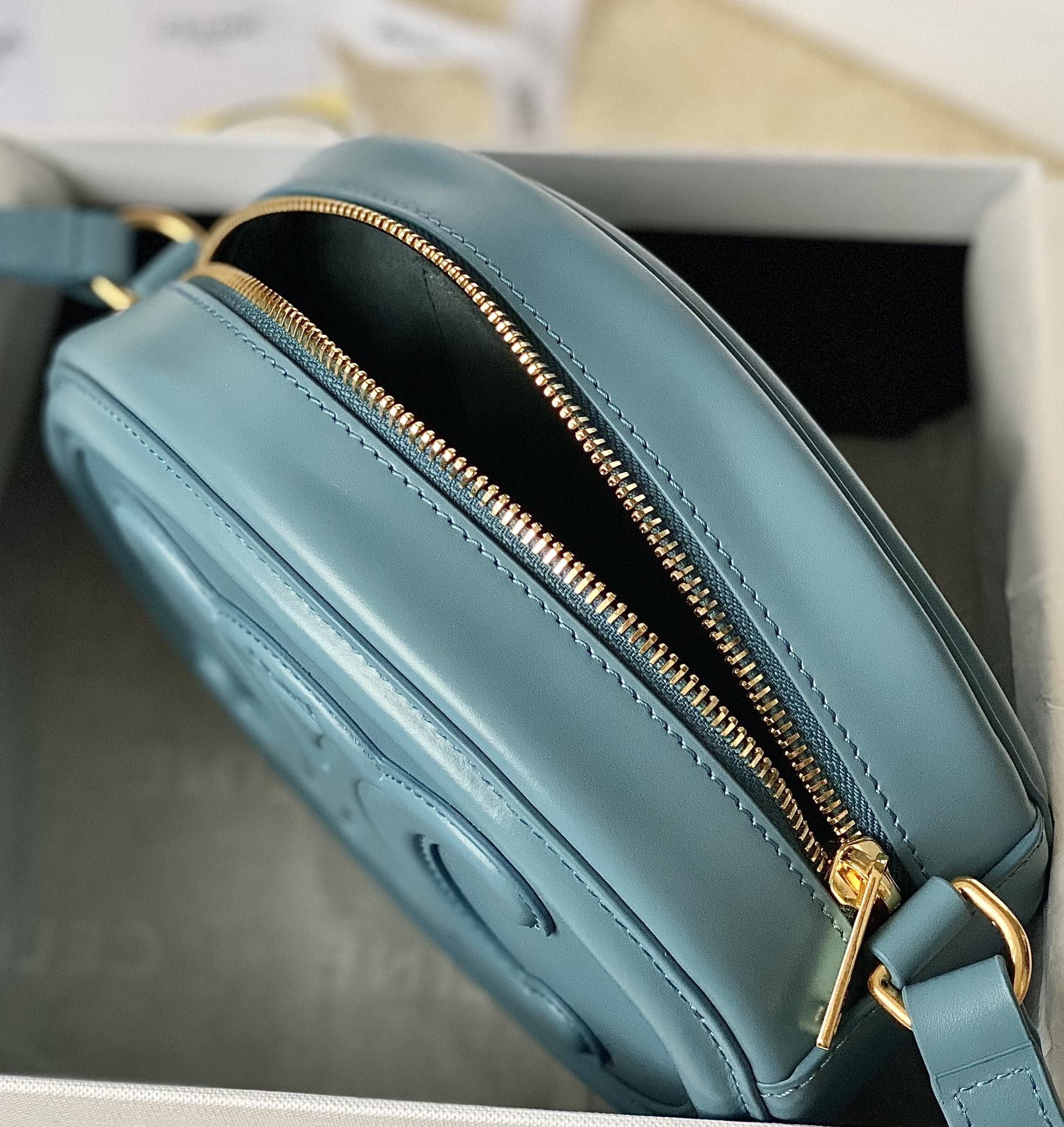 Ce**e oval bag cuir triomphe