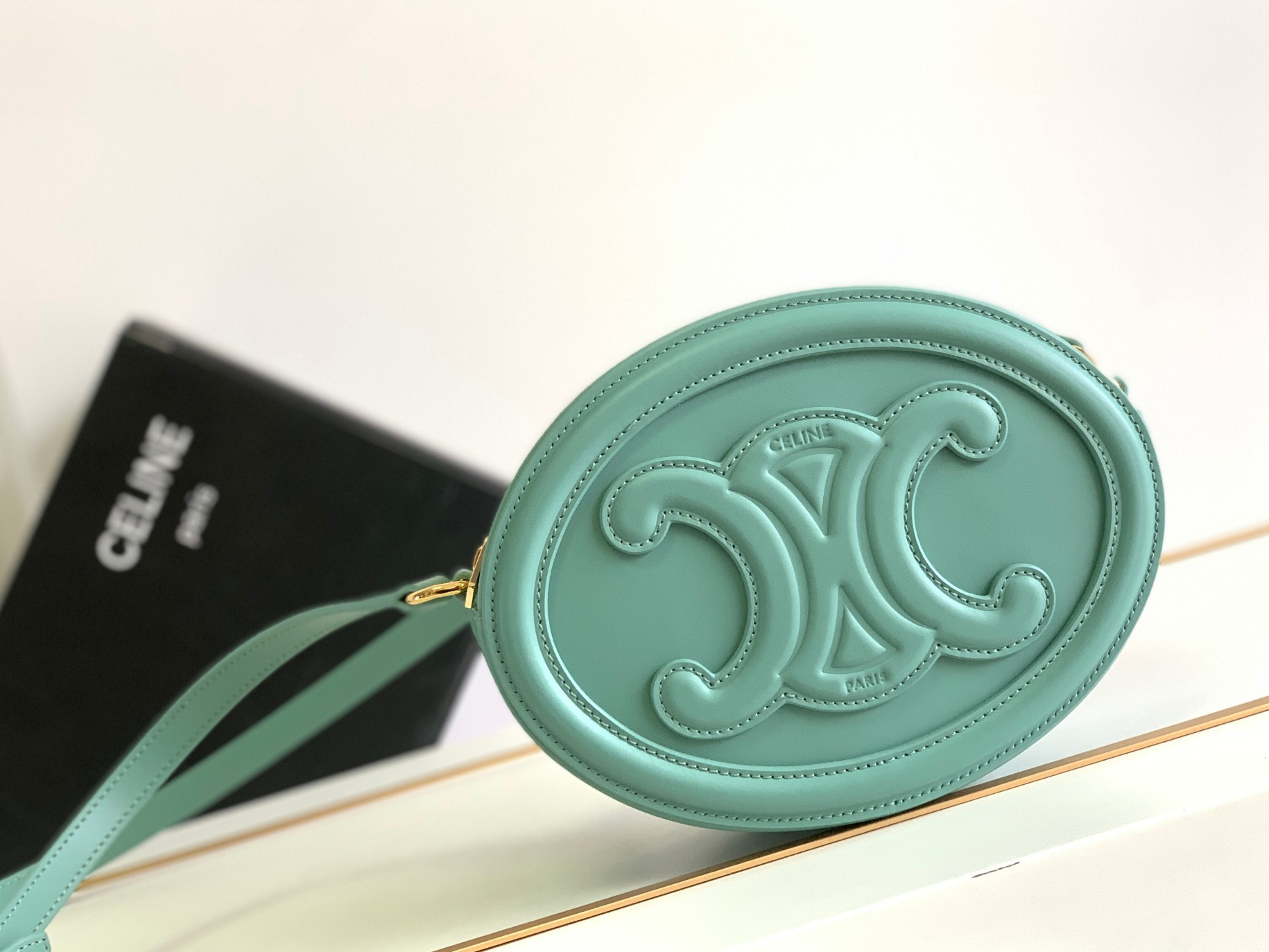 Ce**e oval bag cuir triomphe