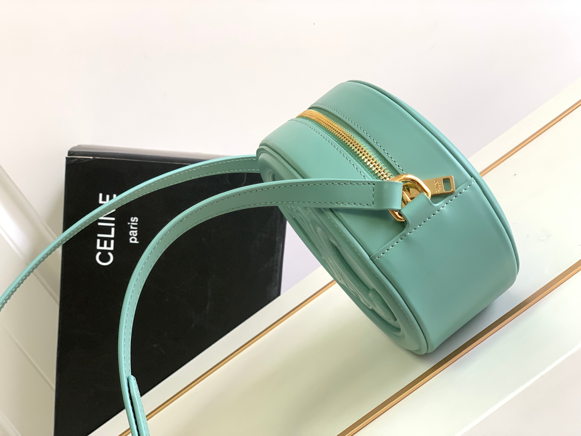 Ce**e oval bag cuir triomphe
