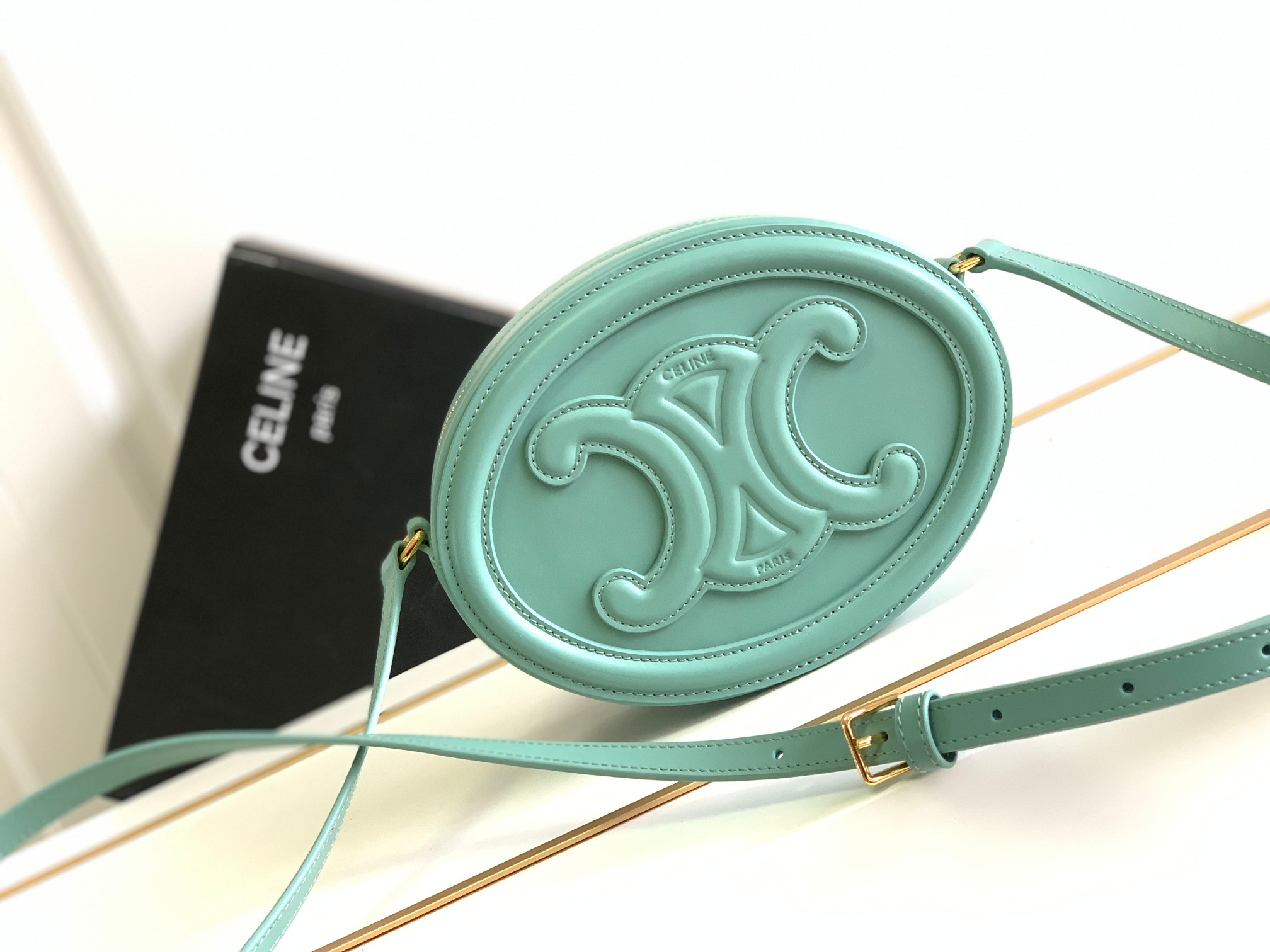Ce**e oval bag cuir triomphe
