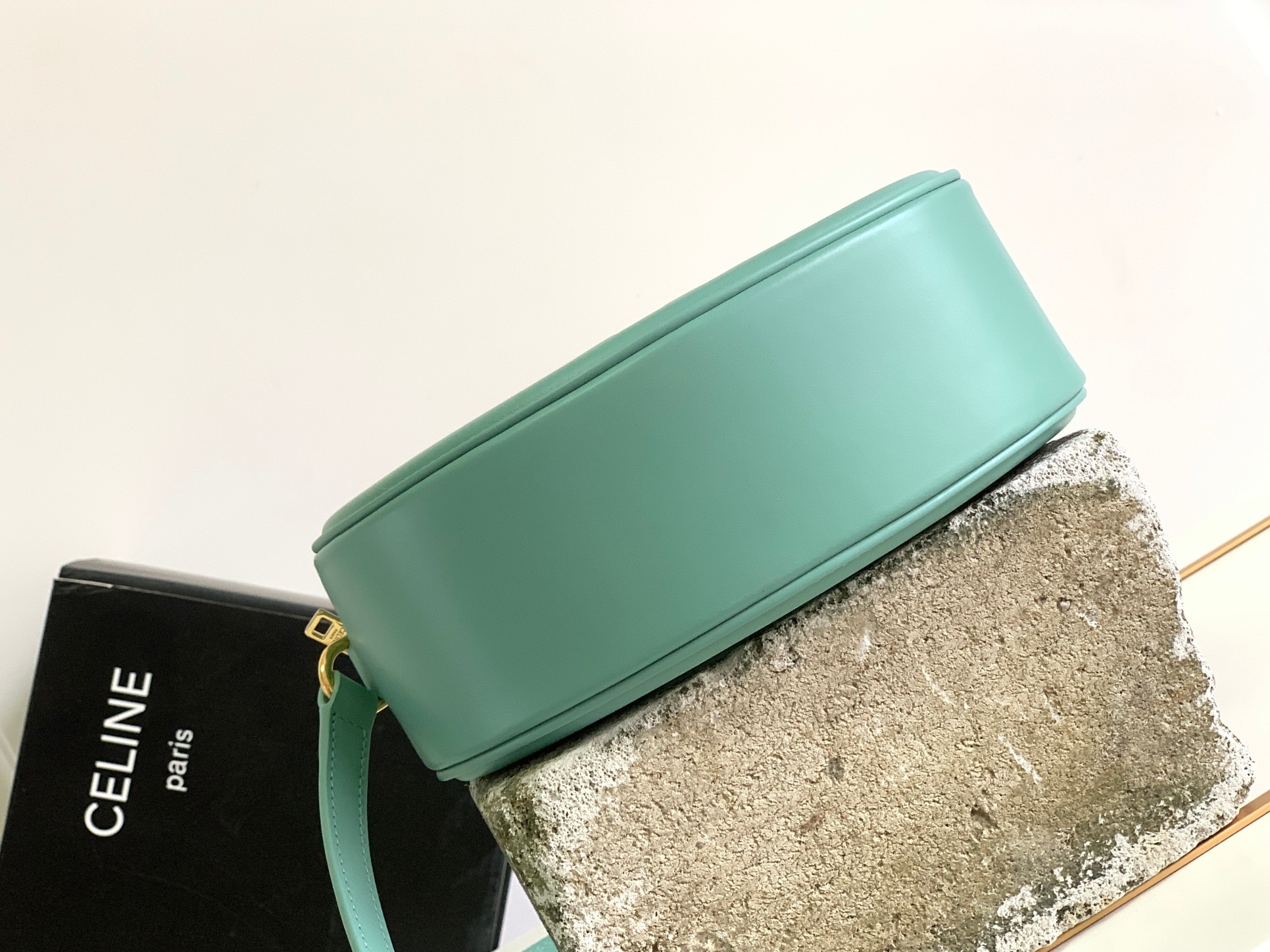 Ce**e oval bag cuir triomphe