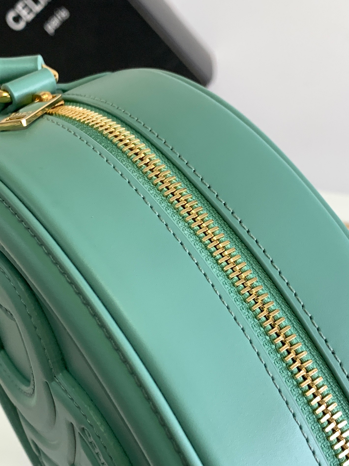 Ce**e oval bag cuir triomphe