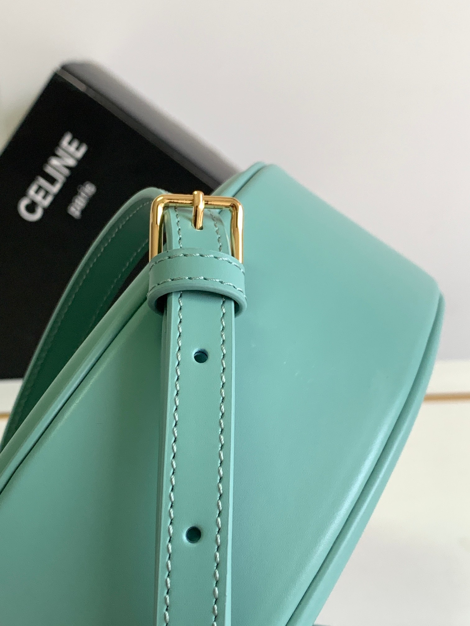 Ce**e oval bag cuir triomphe