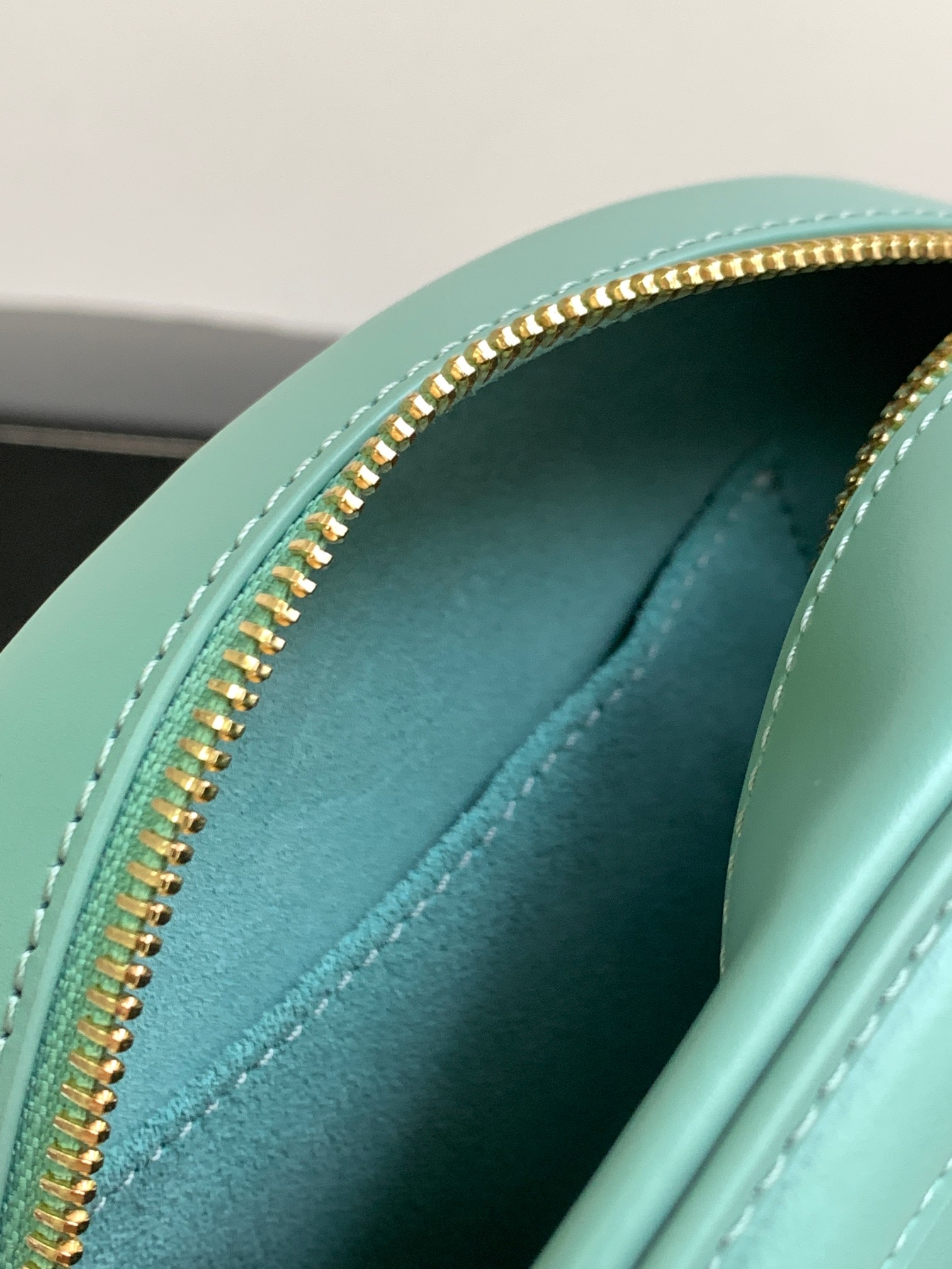 Ce**e oval bag cuir triomphe