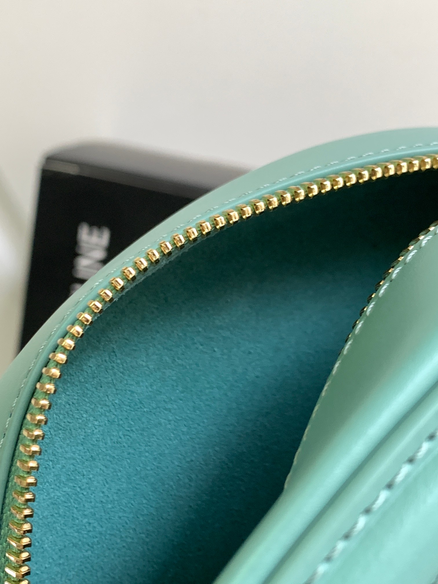 Ce**e oval bag cuir triomphe