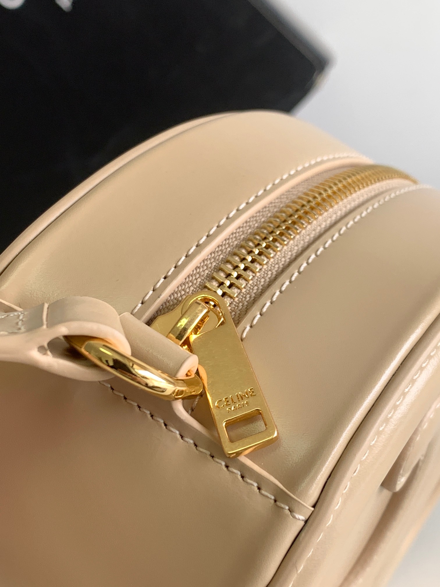 Ce**e oval bag cuir triomphe