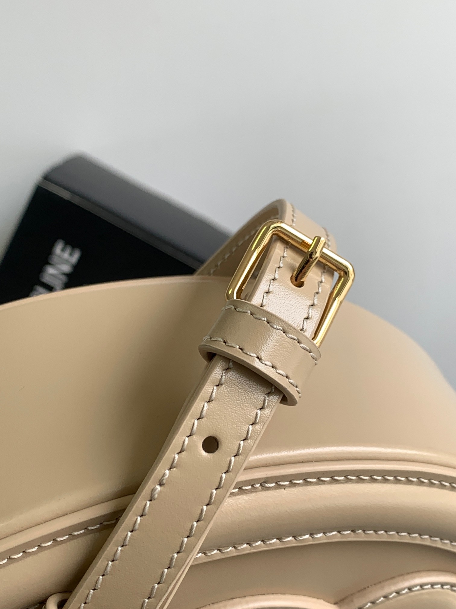 Ce**e oval bag cuir triomphe