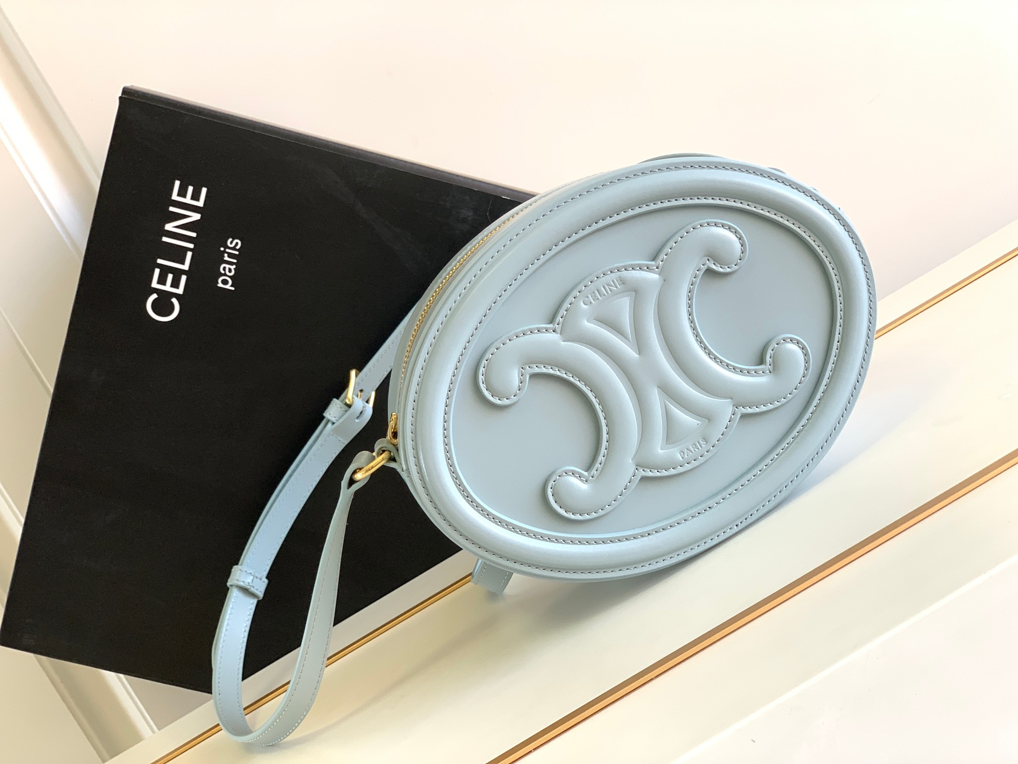 Ce**e oval bag cuir triomphe