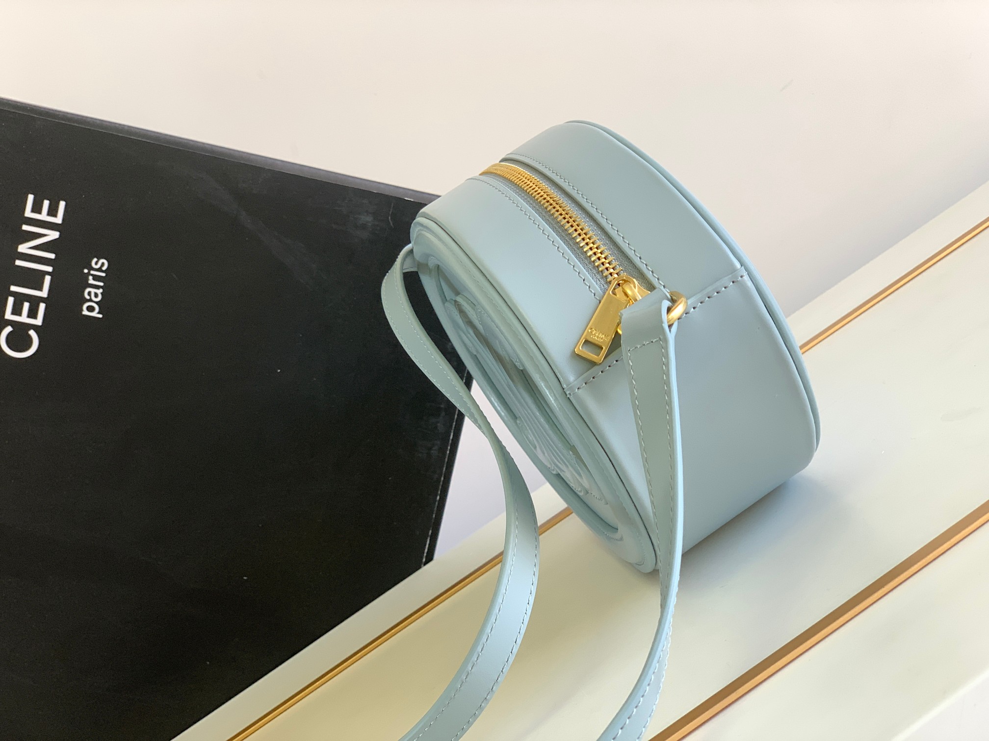 Ce**e oval bag cuir triomphe