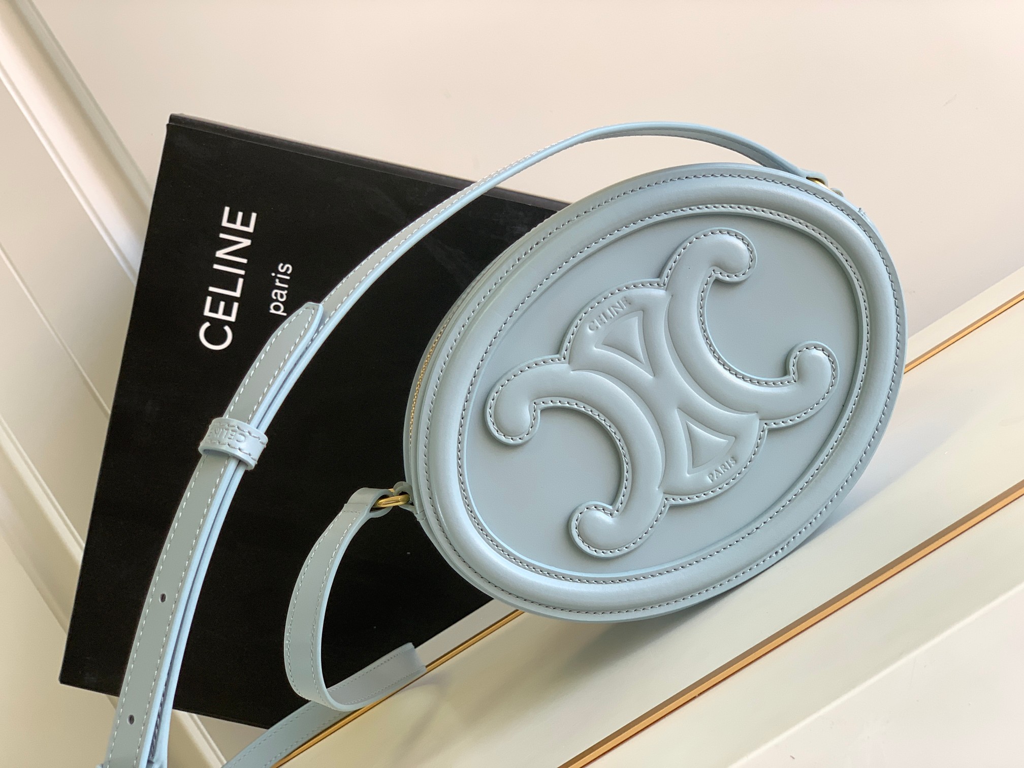 Ce**e oval bag cuir triomphe