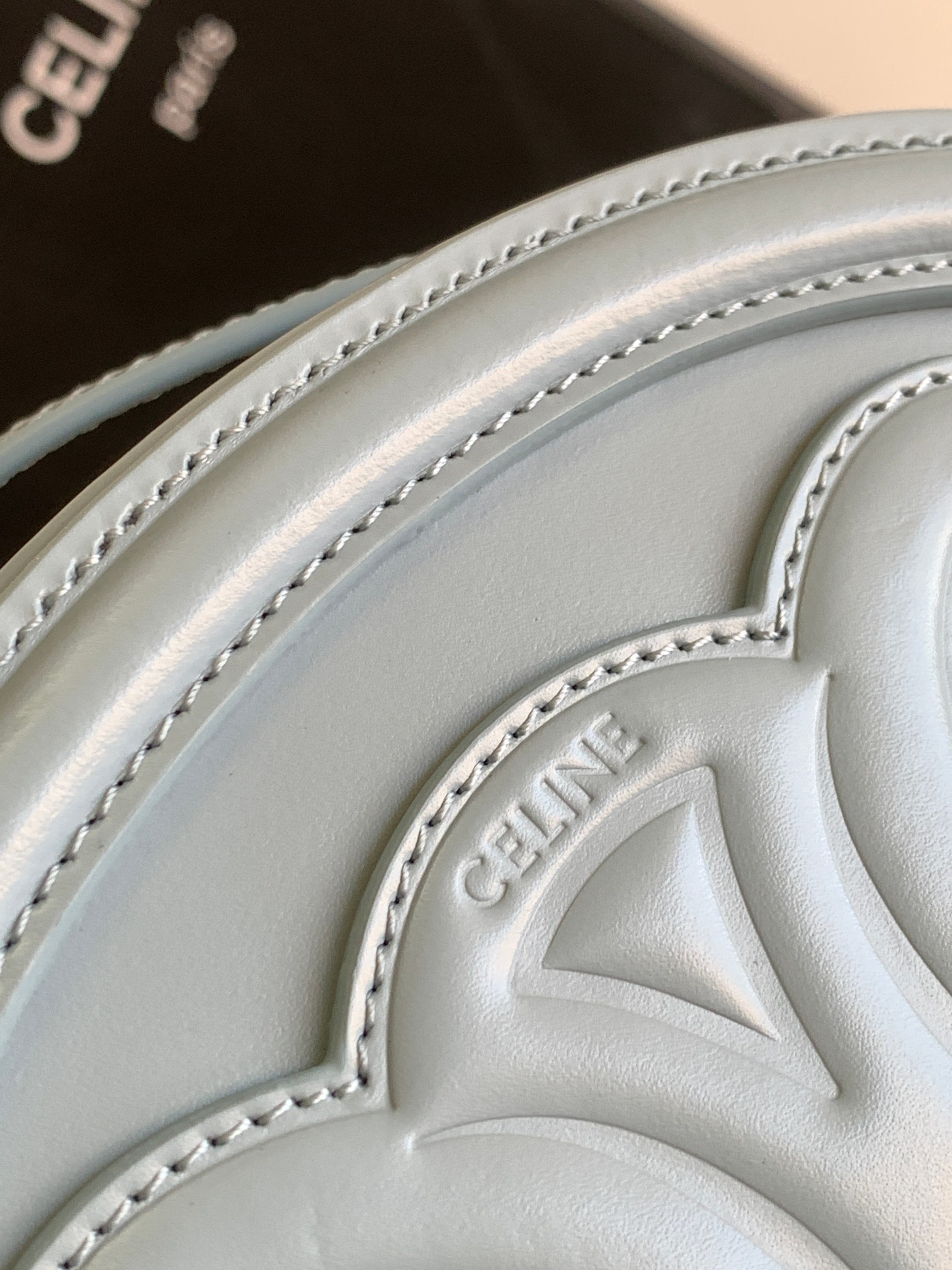 Ce**e oval bag cuir triomphe