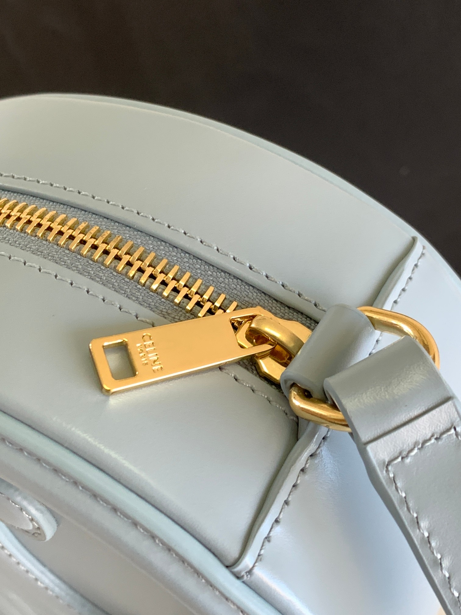 Ce**e oval bag cuir triomphe