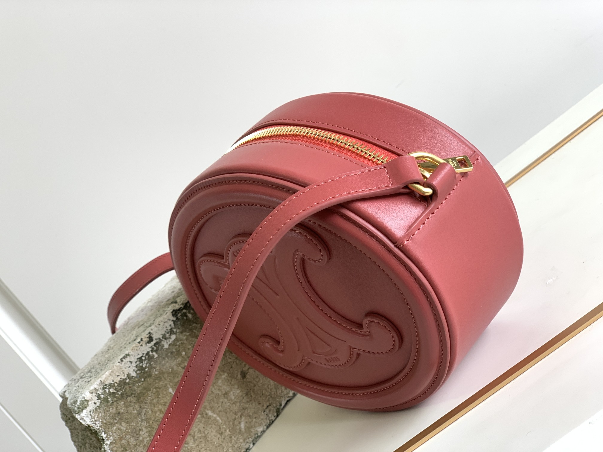 Ce**e oval bag cuir triomphe