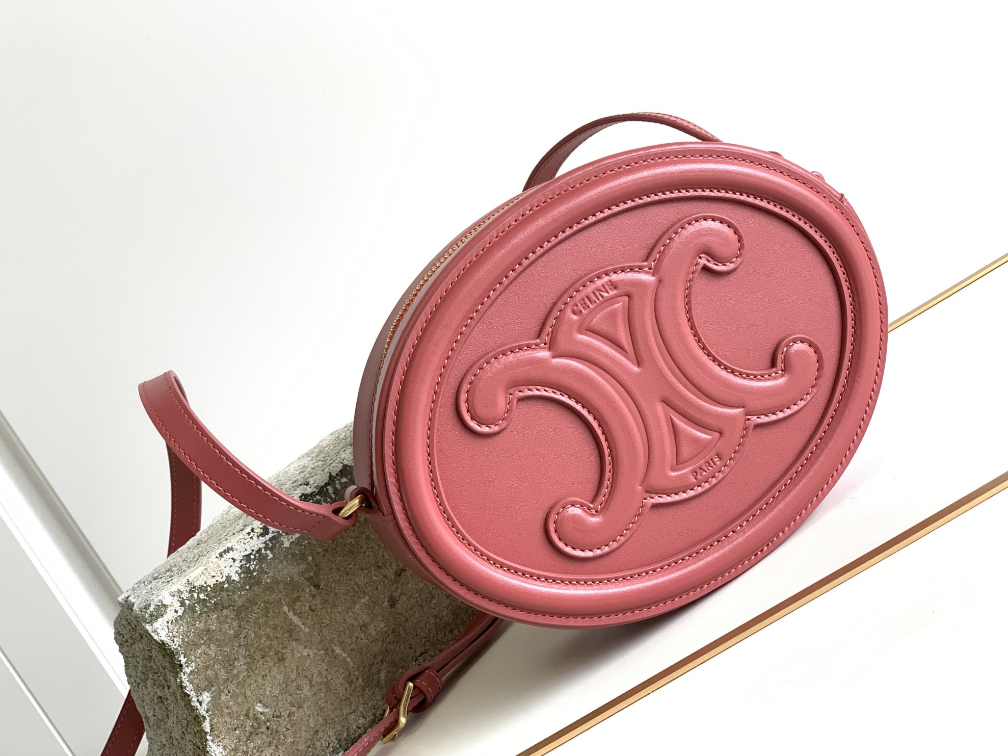Ce**e oval bag cuir triomphe