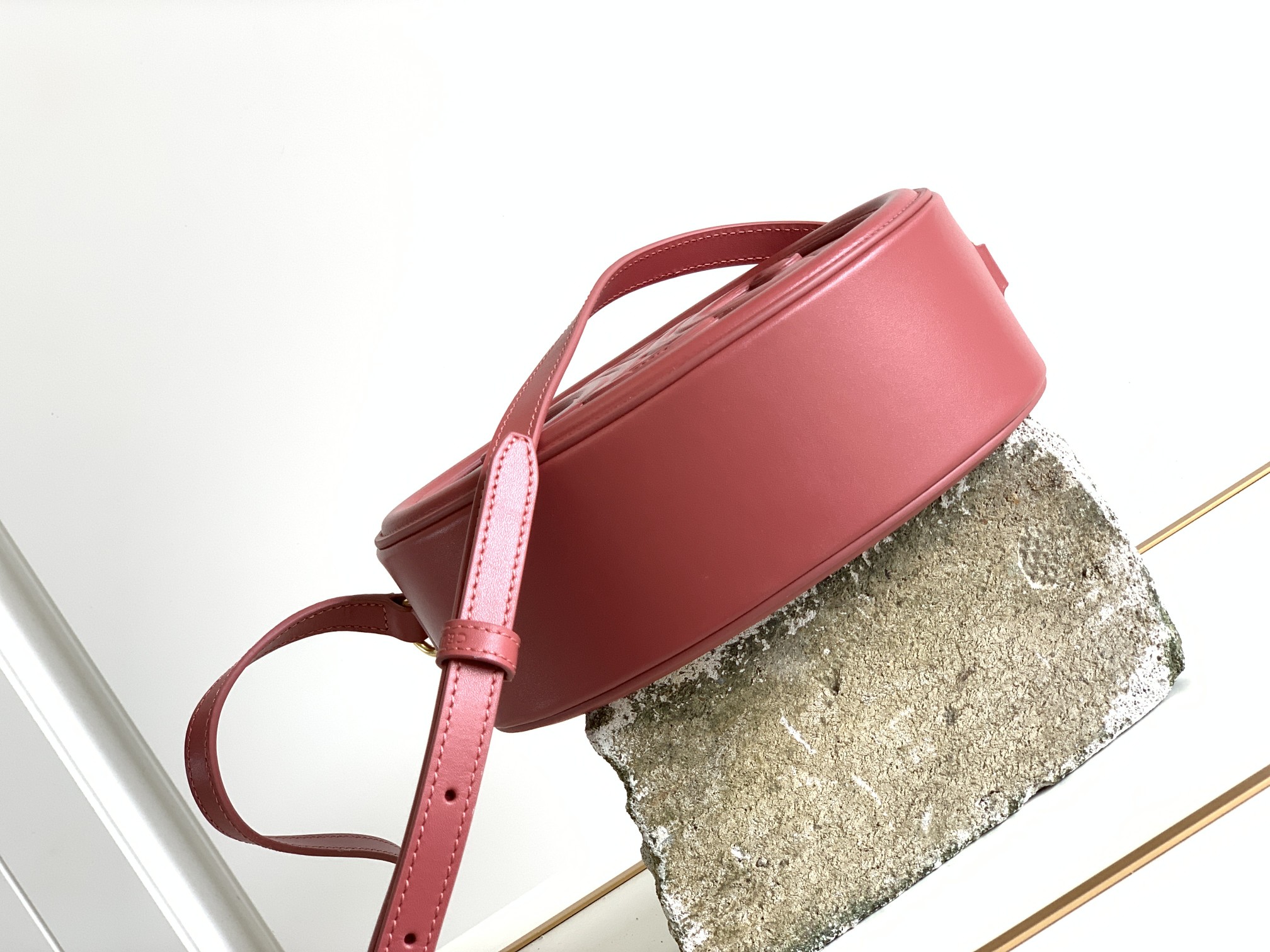 Ce**e oval bag cuir triomphe