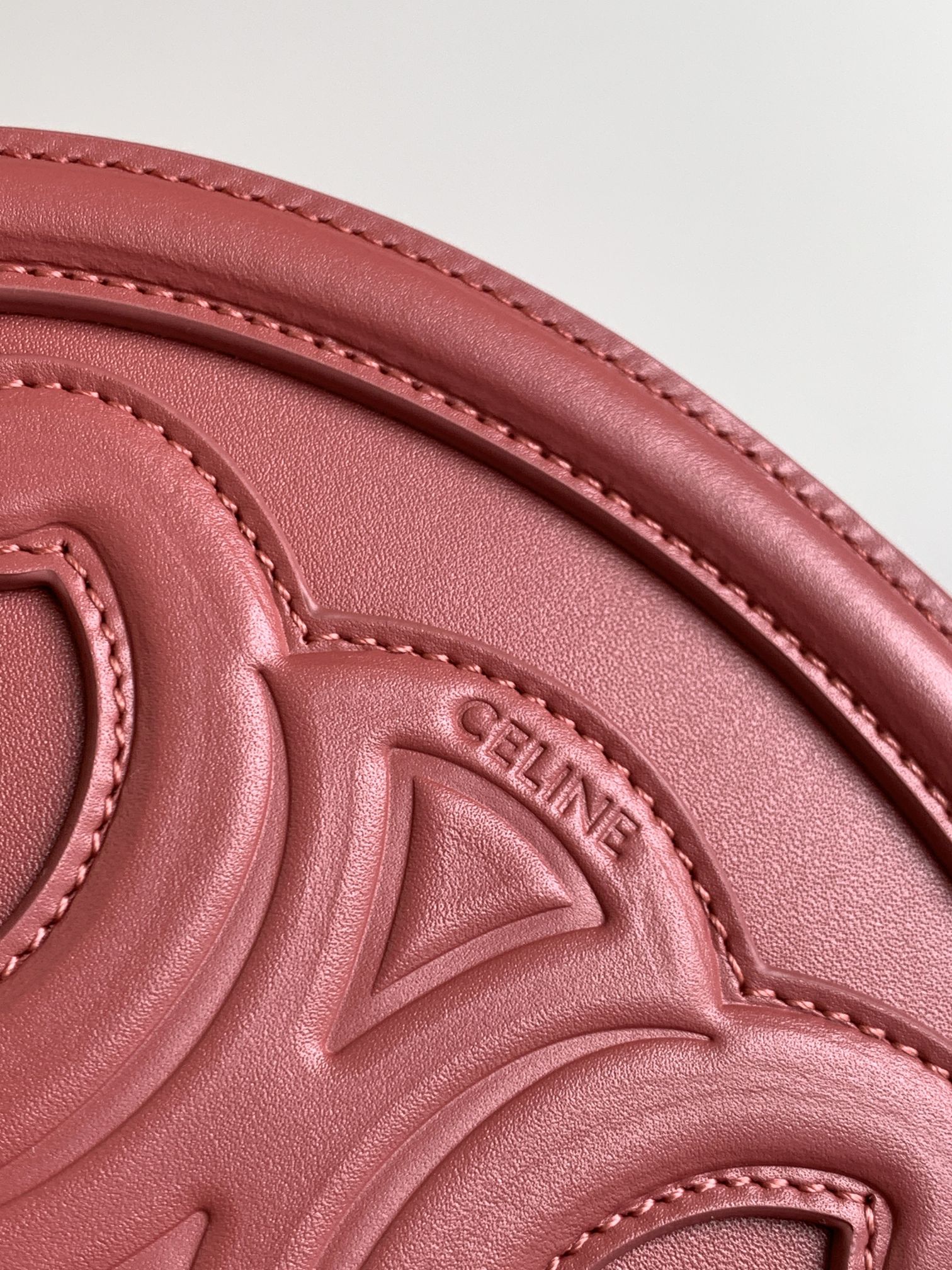Ce**e oval bag cuir triomphe