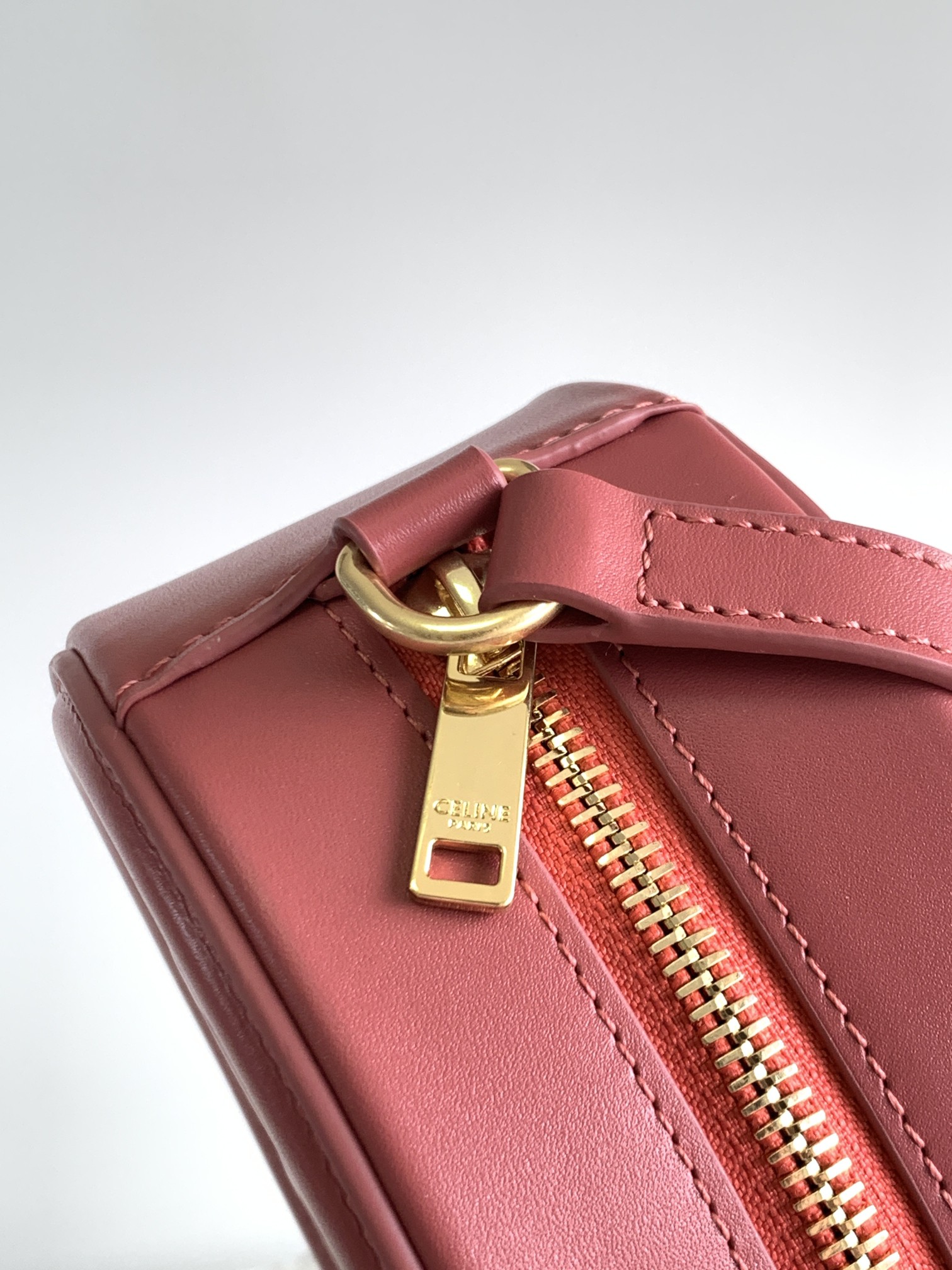 Ce**e oval bag cuir triomphe