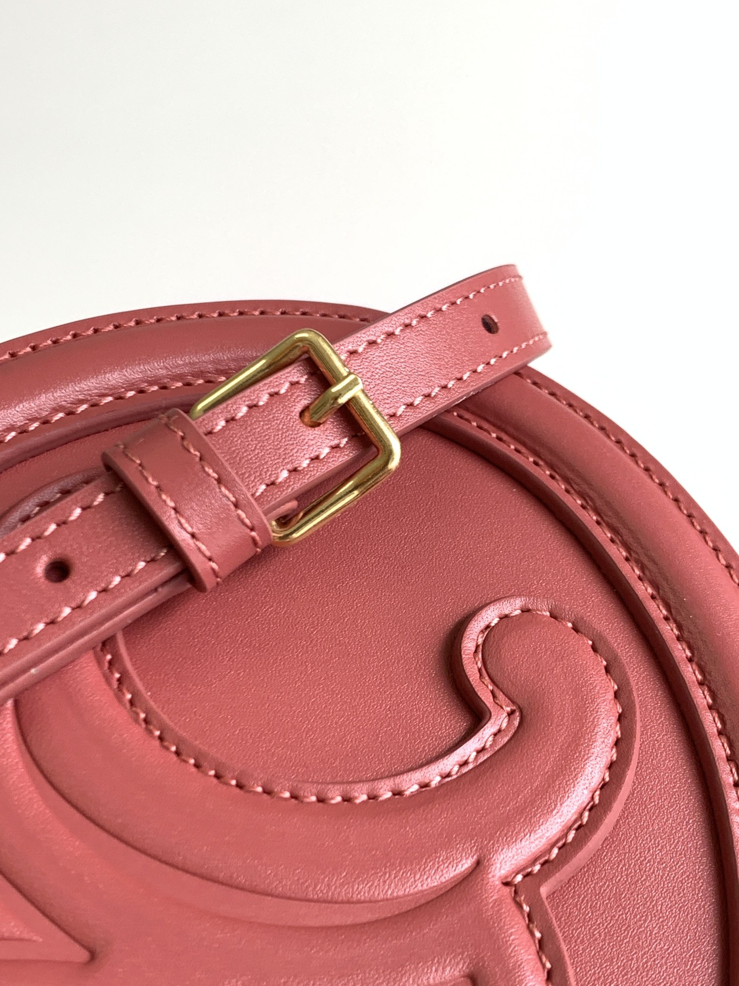 Ce**e oval bag cuir triomphe