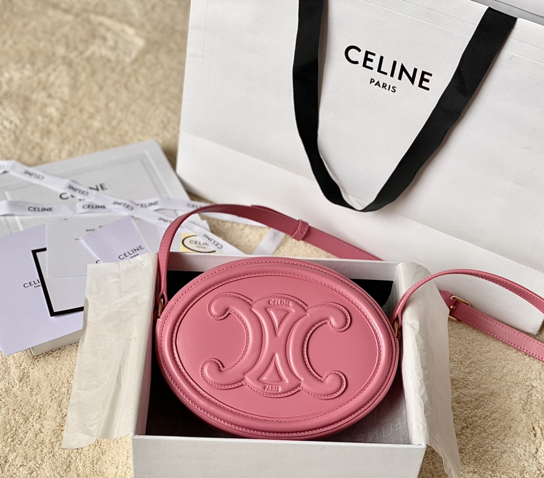 Ce**e oval bag cuir triomphe