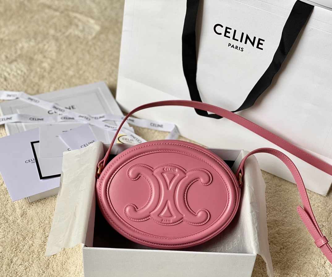 Ce**e oval bag cuir triomphe