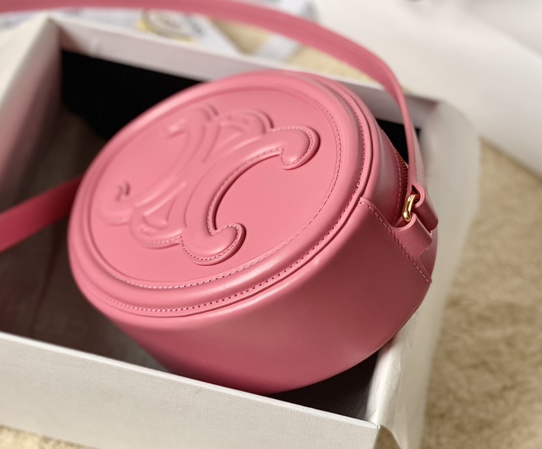 Ce**e oval bag cuir triomphe