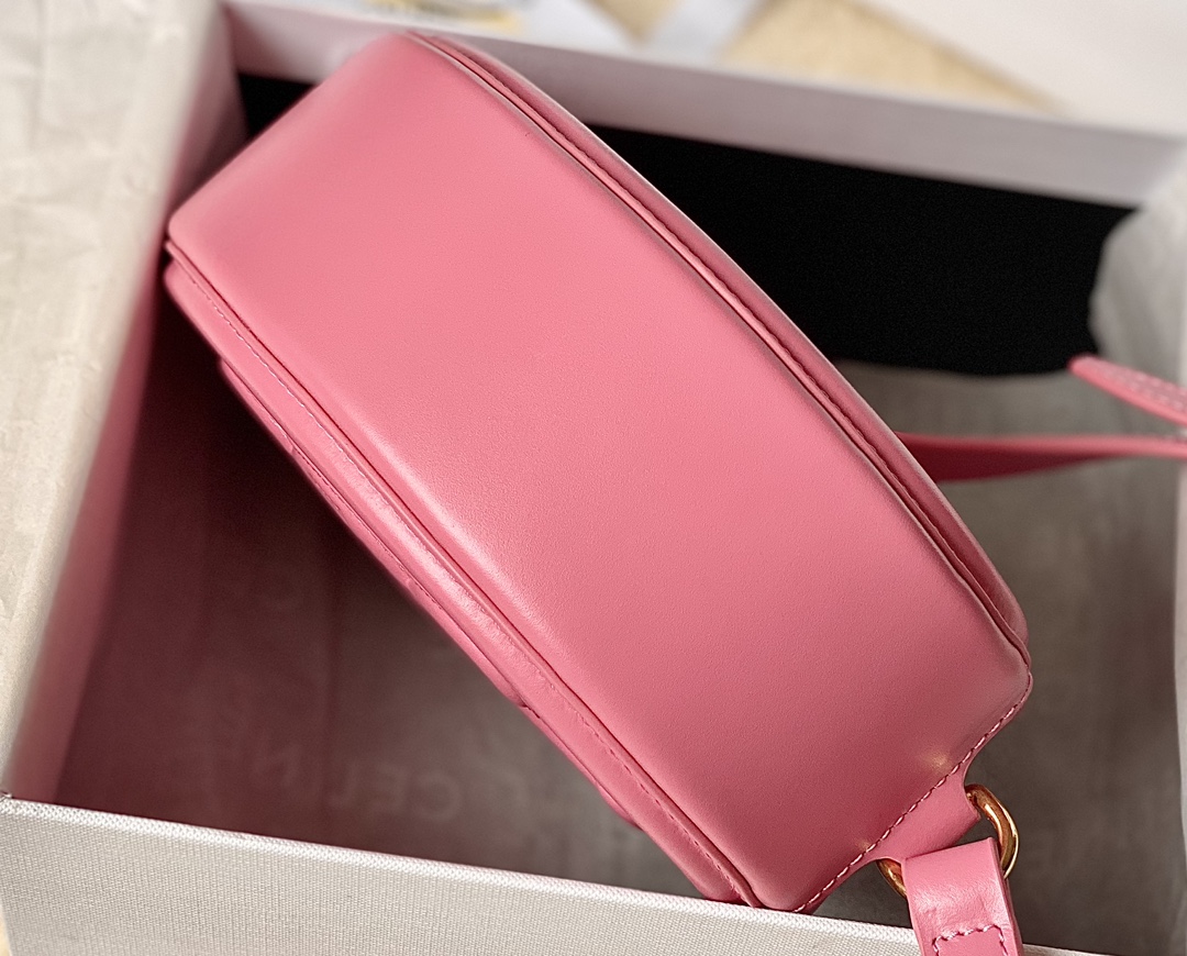 Ce**e oval bag cuir triomphe