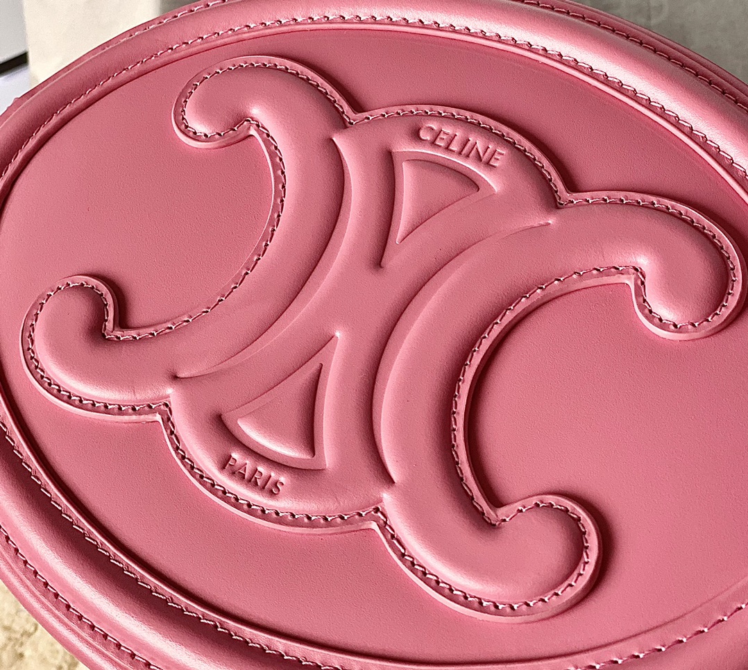 Ce**e oval bag cuir triomphe
