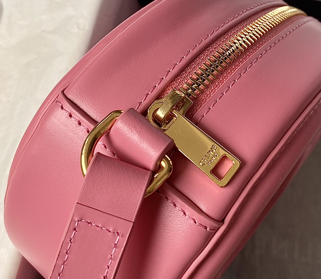 Ce**e oval bag cuir triomphe