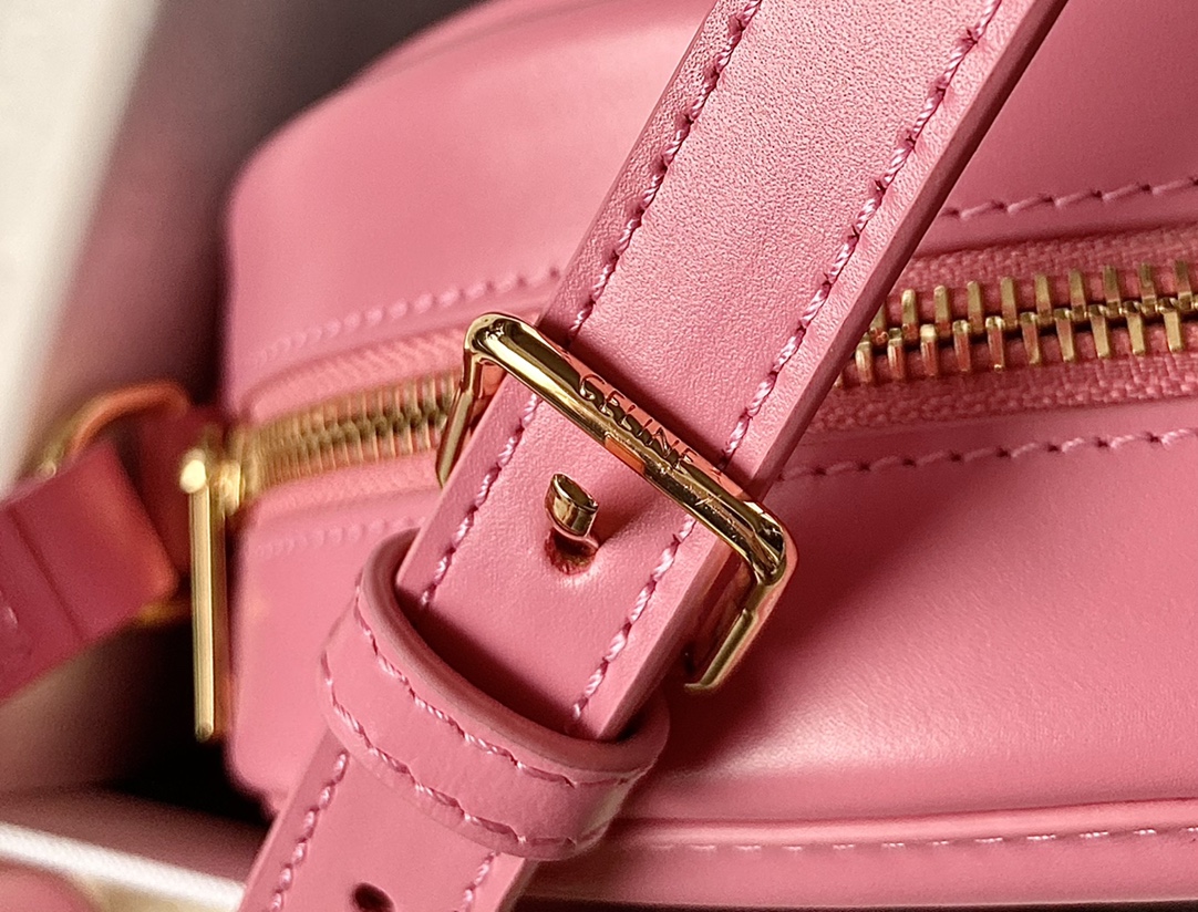 Ce**e oval bag cuir triomphe