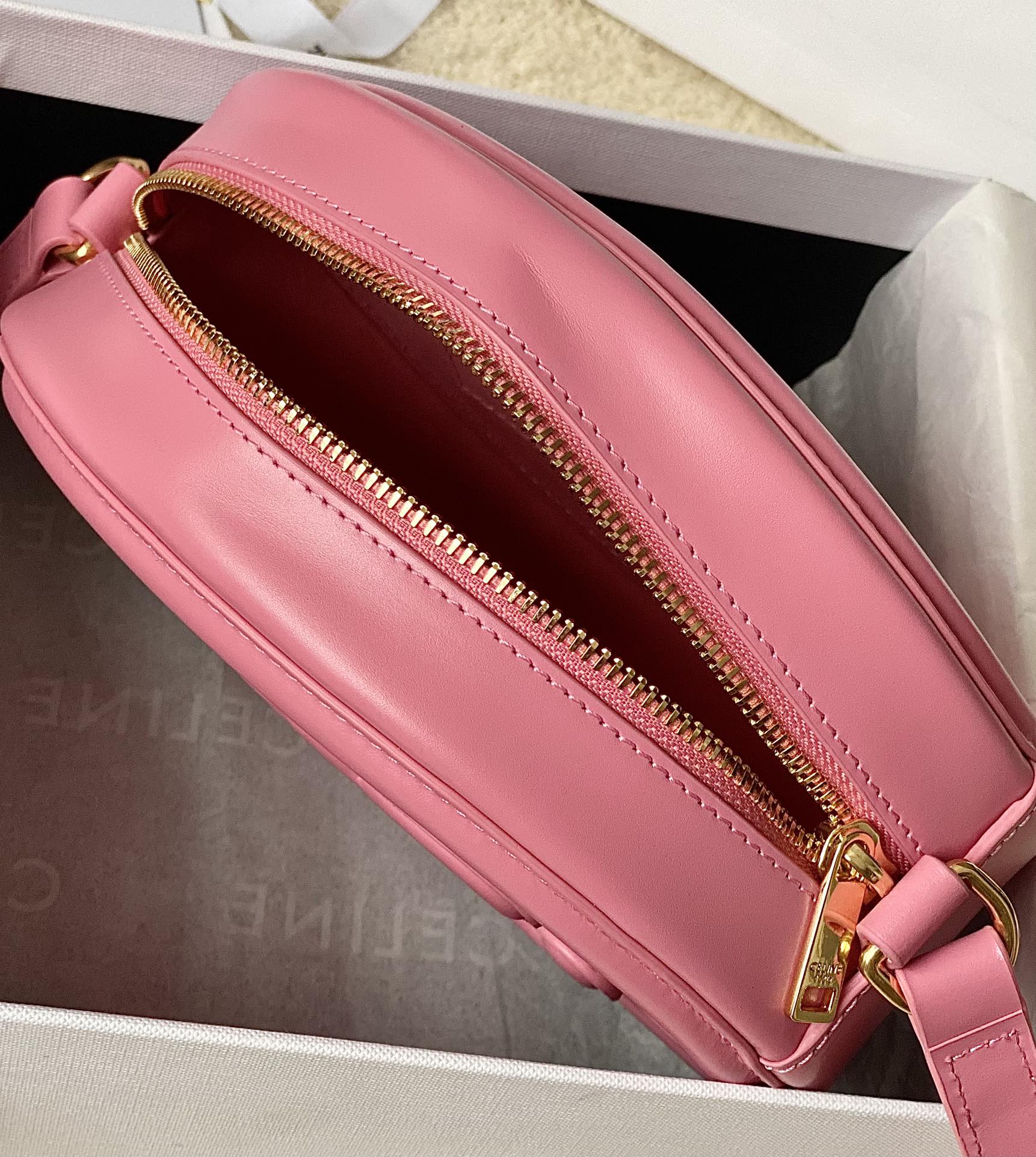 Ce**e oval bag cuir triomphe