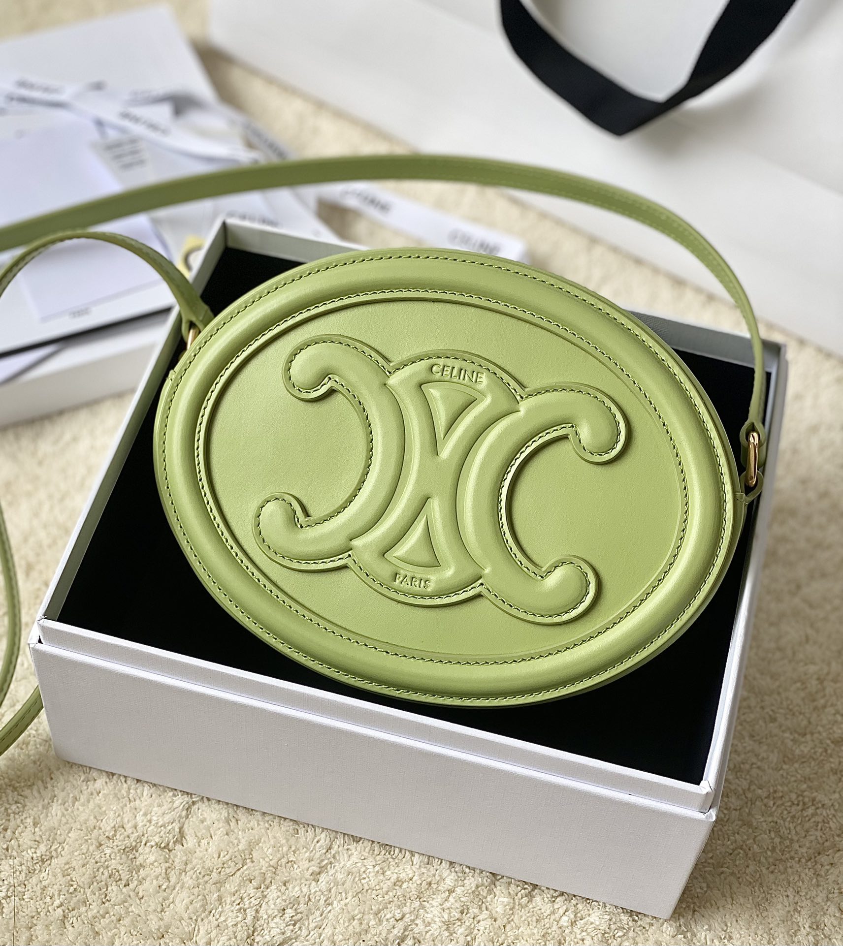 Ce**e oval bag cuir triomphe